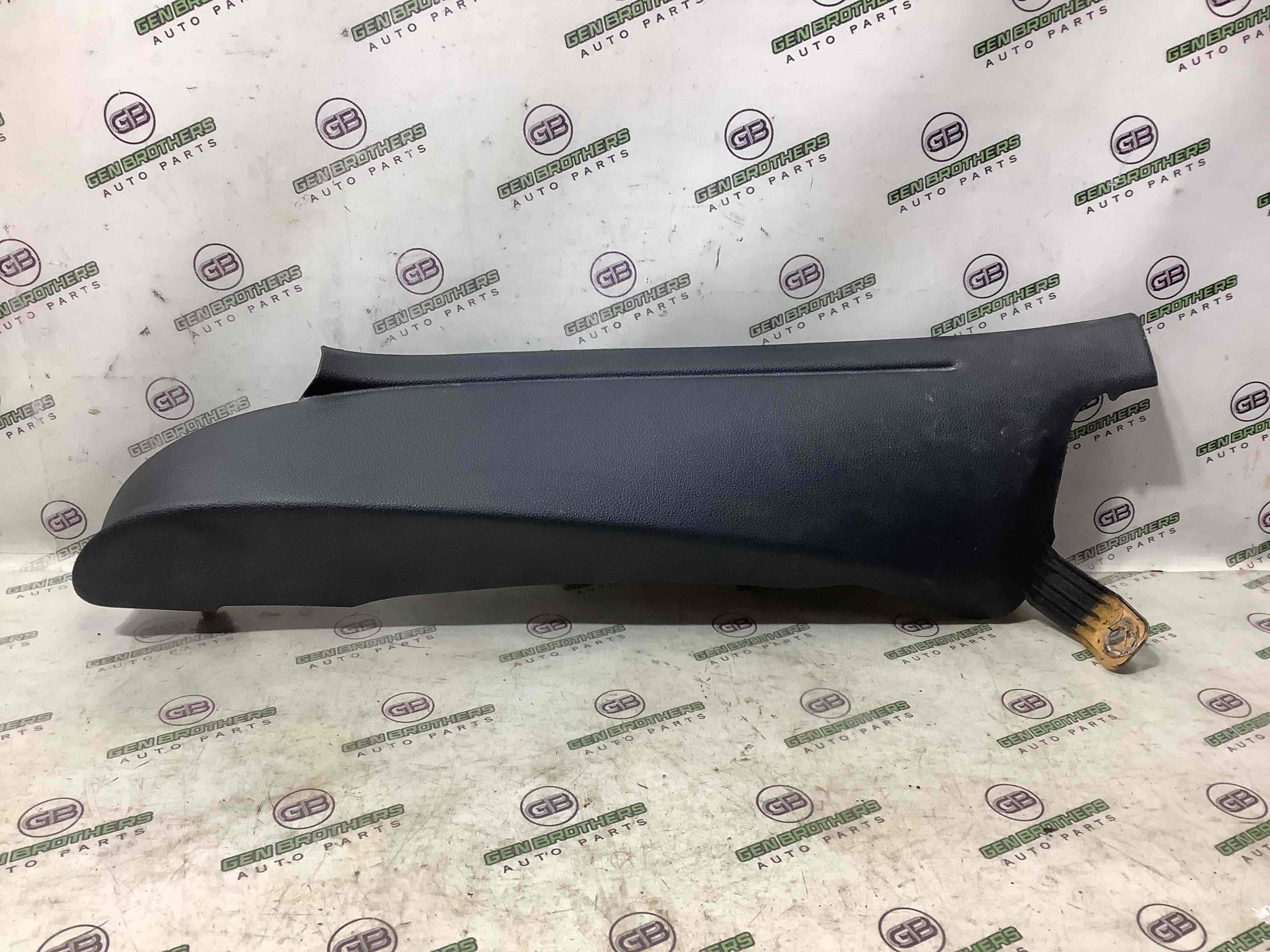 Обшивка задньої стійки ліва