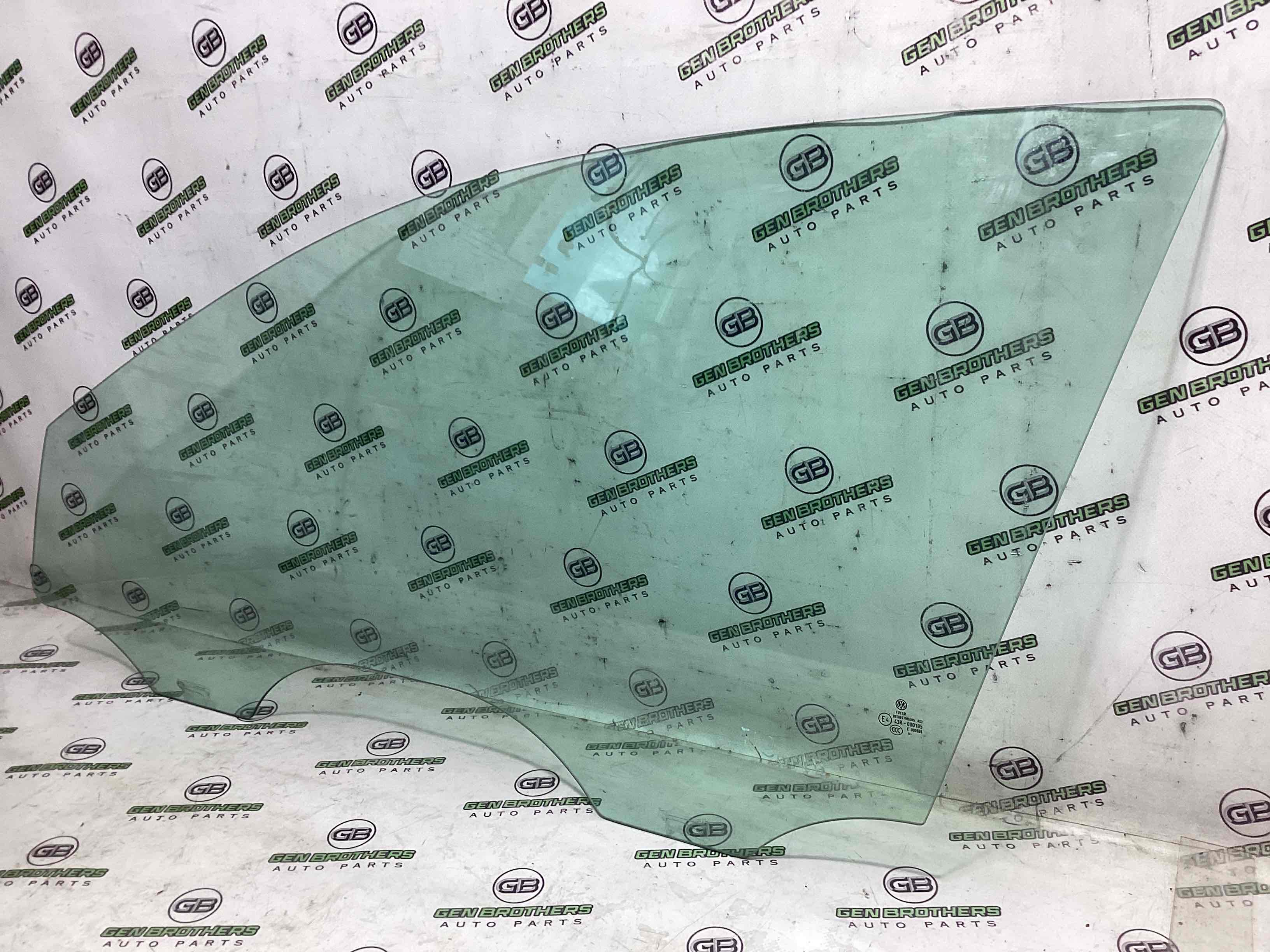 Скло переднє ліве