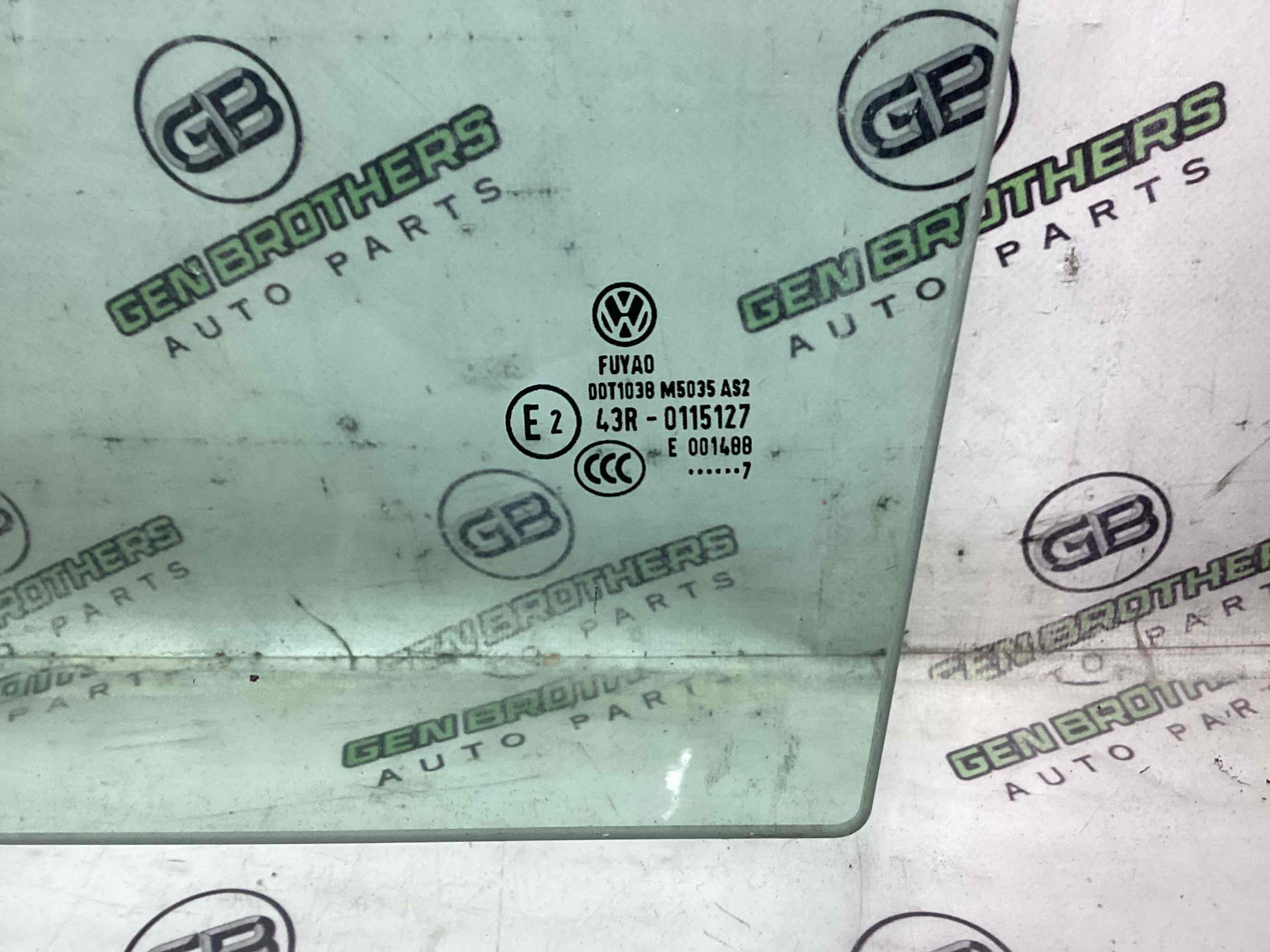 Скло заднє ліве