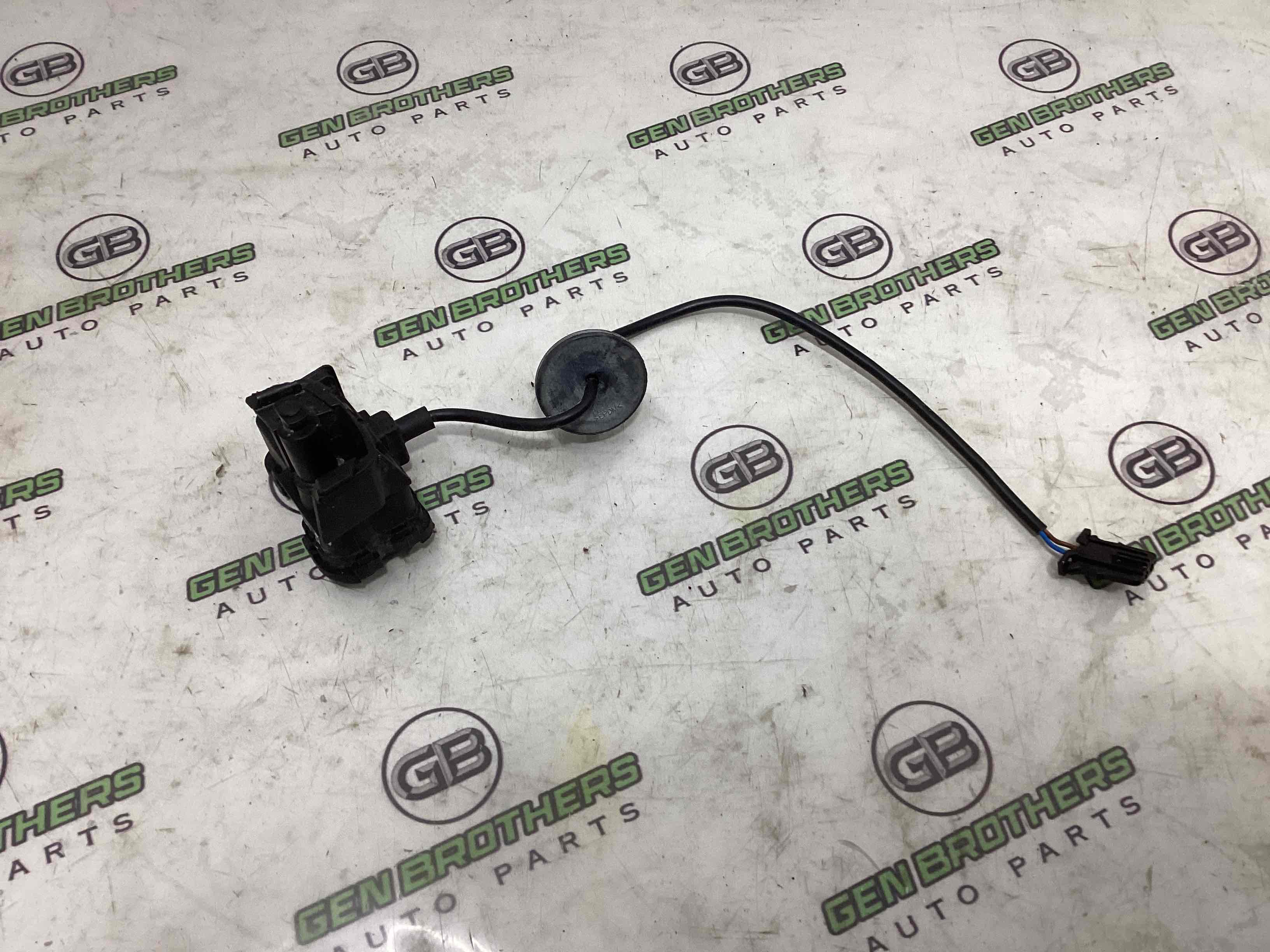 Замок лючка бензобака