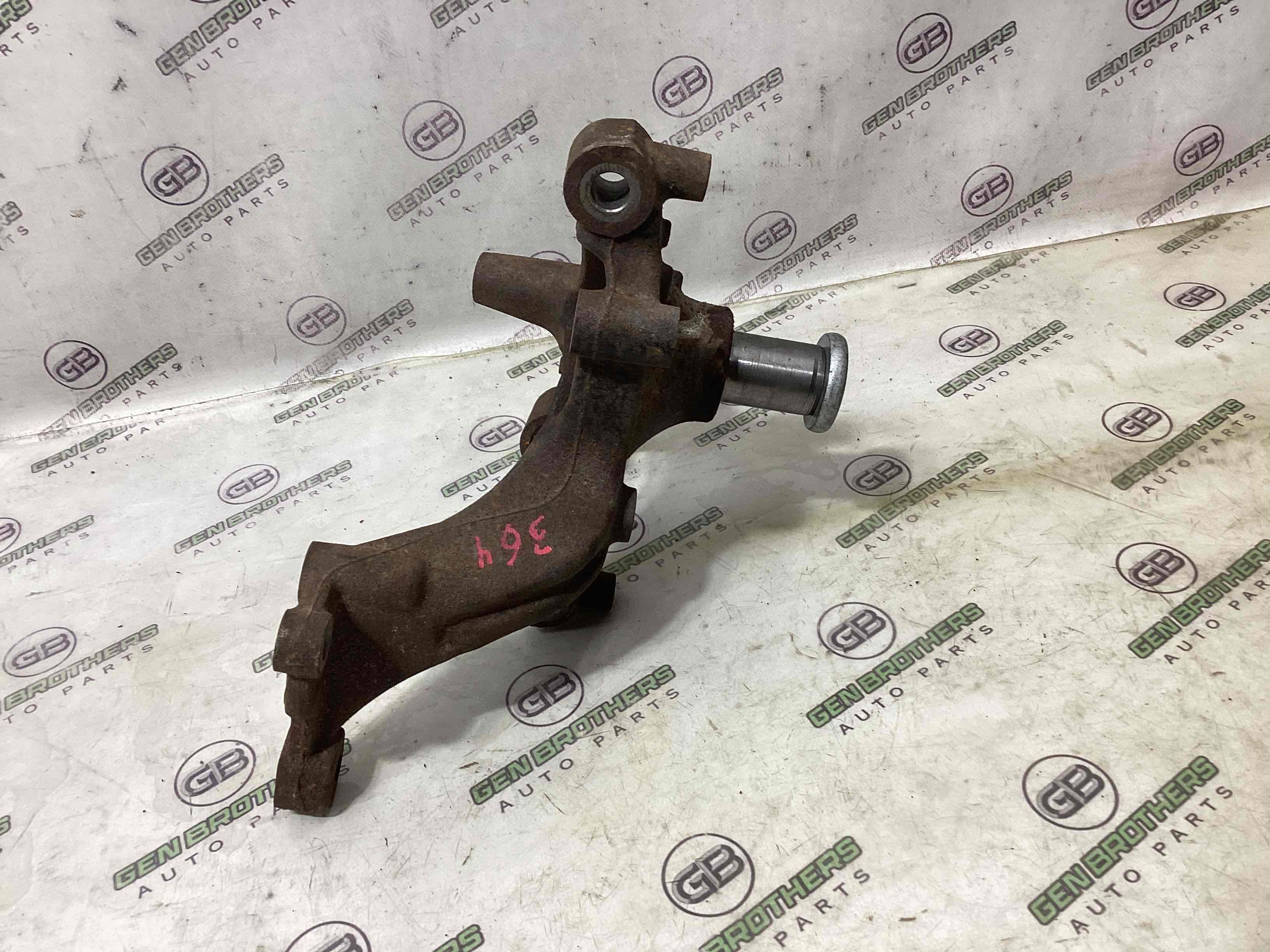 Кулак задній лівий