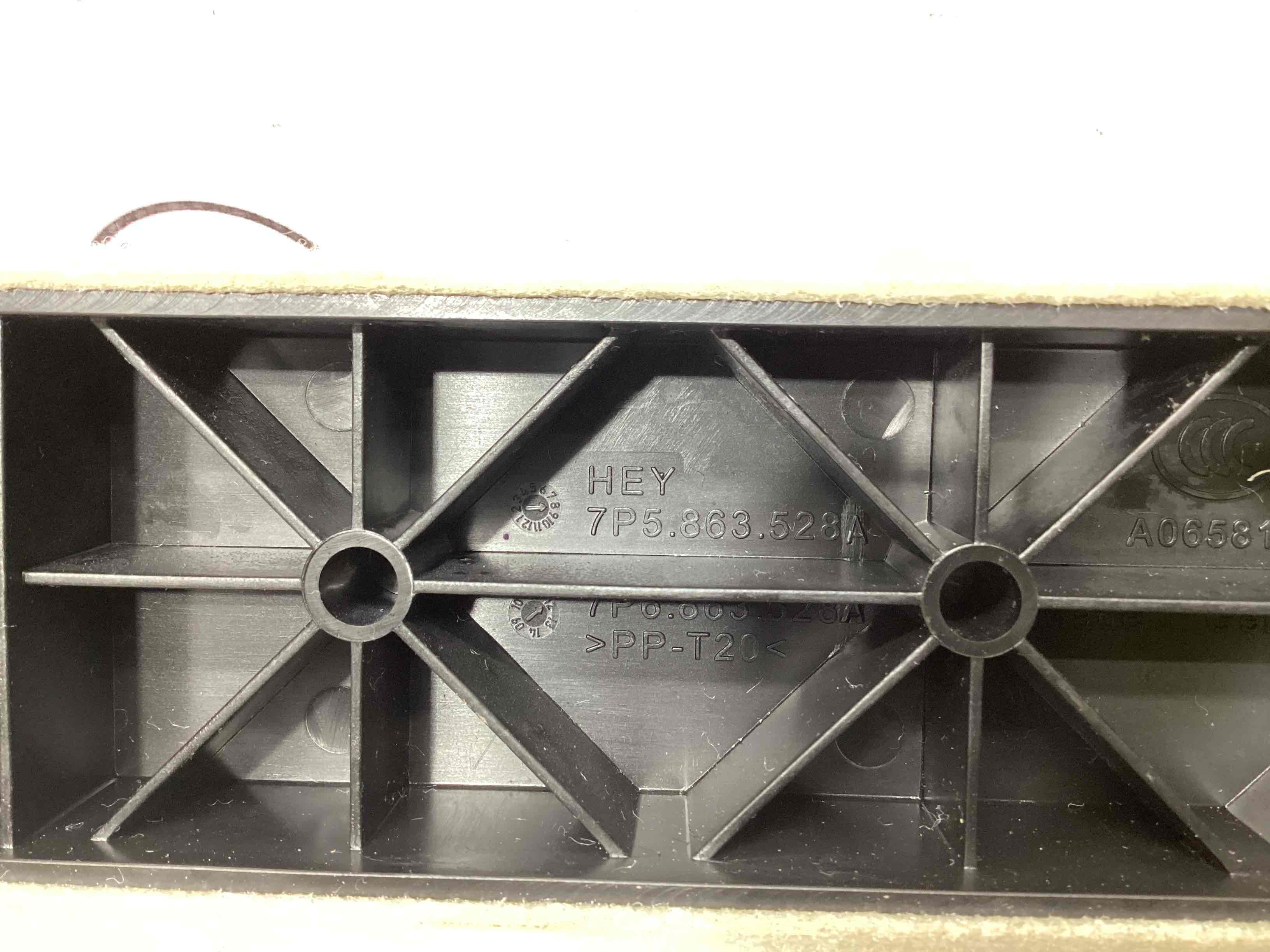 Елементи оздоблення багажника