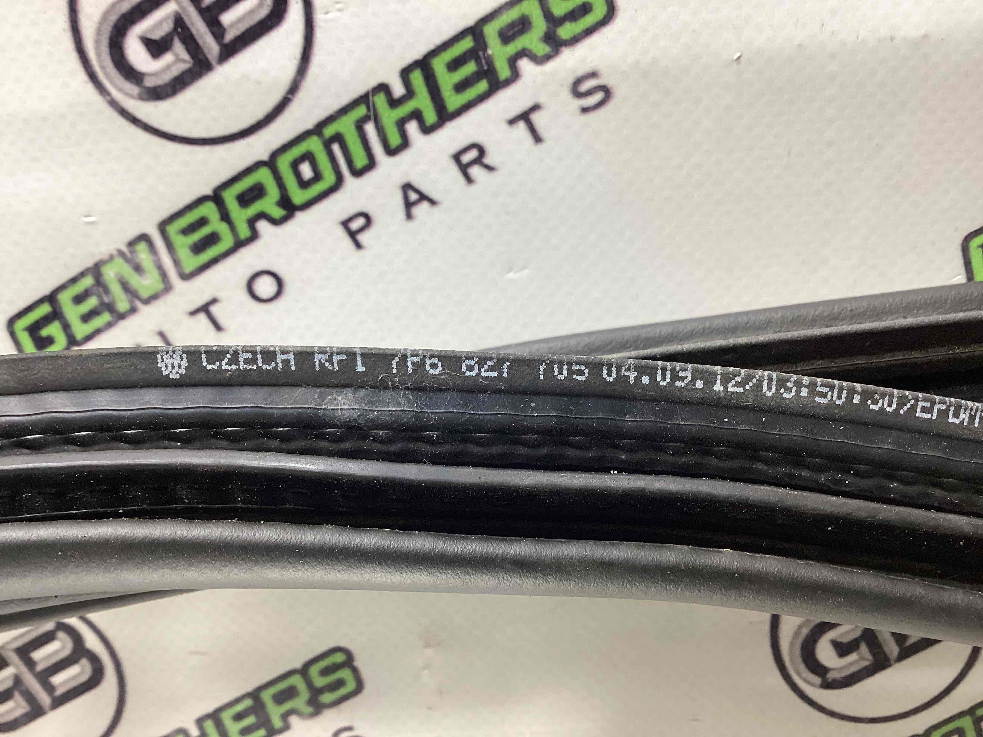 Ущільнювач кришки багажника, двері багажника