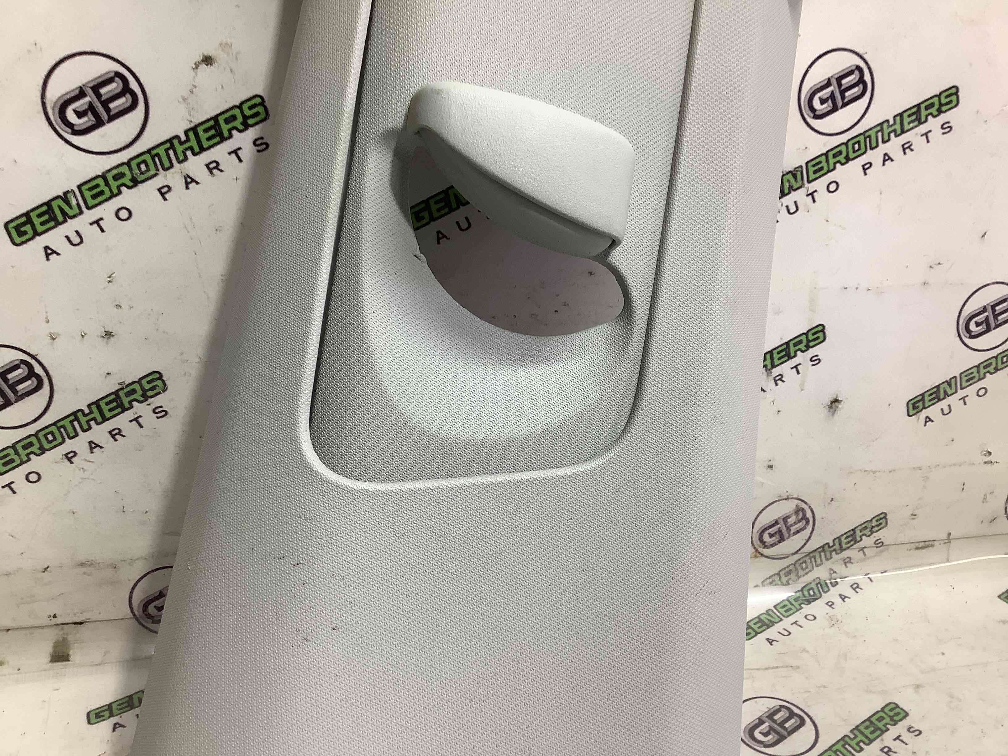 Обшивка центральної стійки права