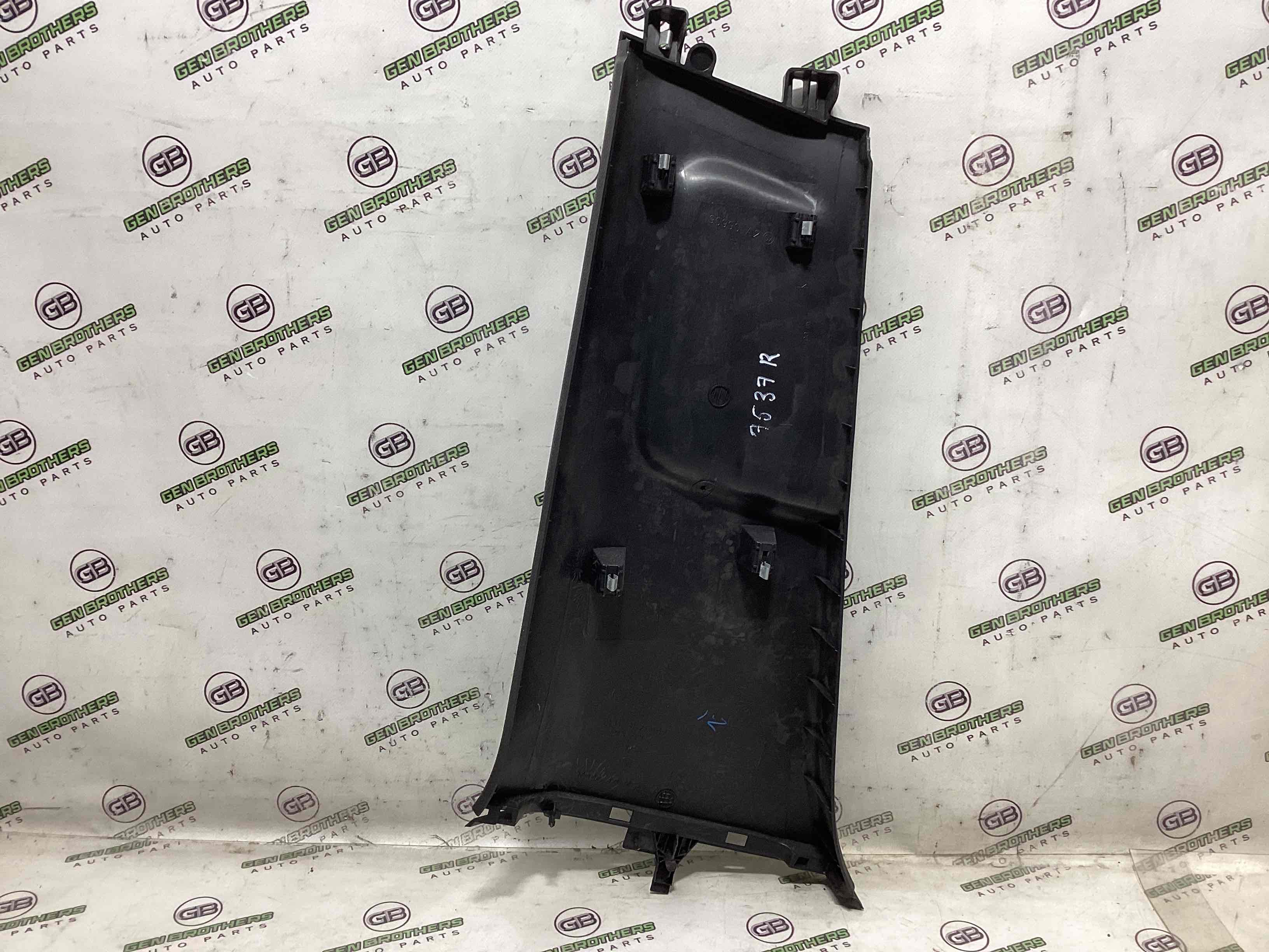 Обшивка центральної стійки права