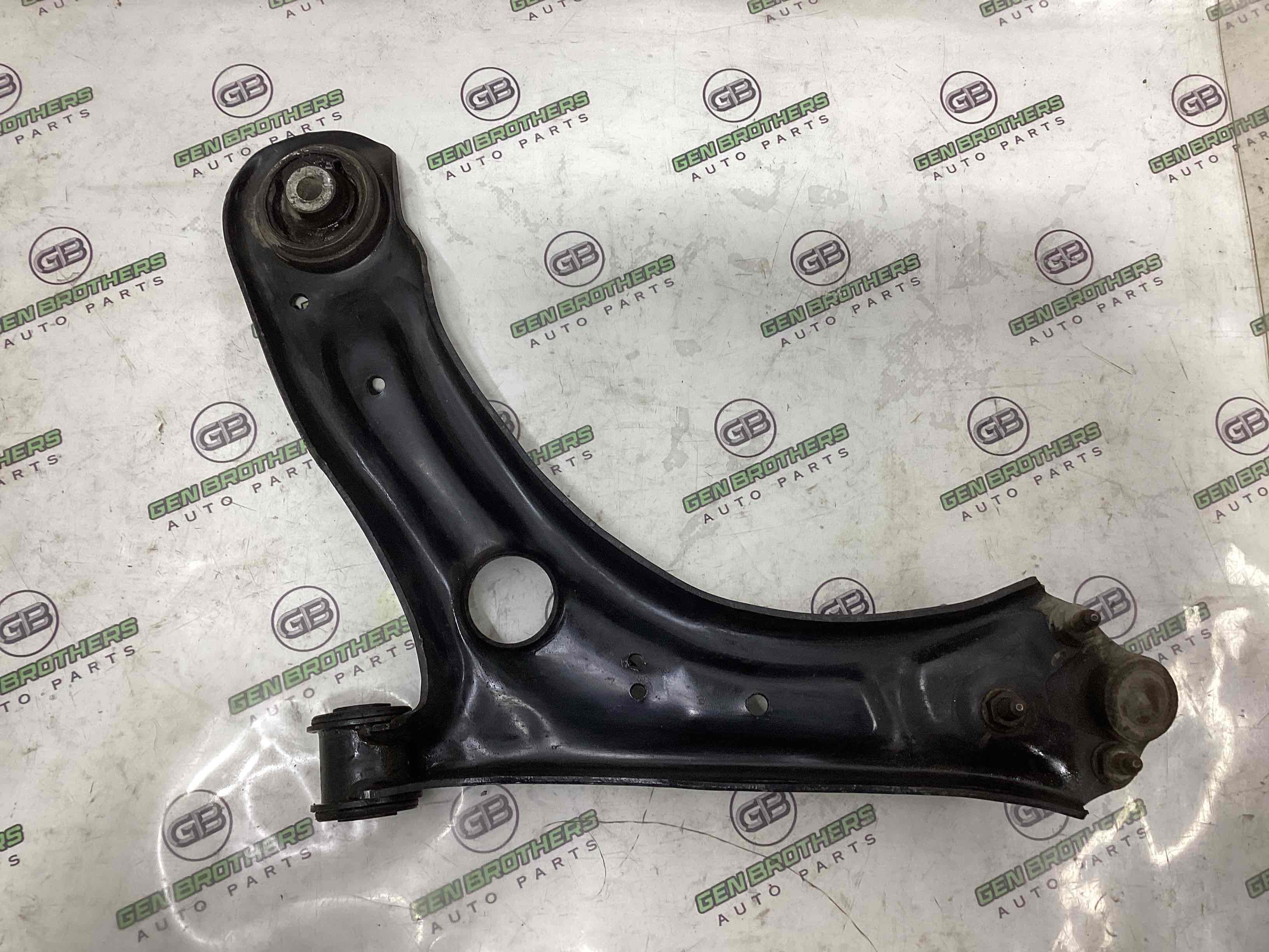 Важіль передній правий