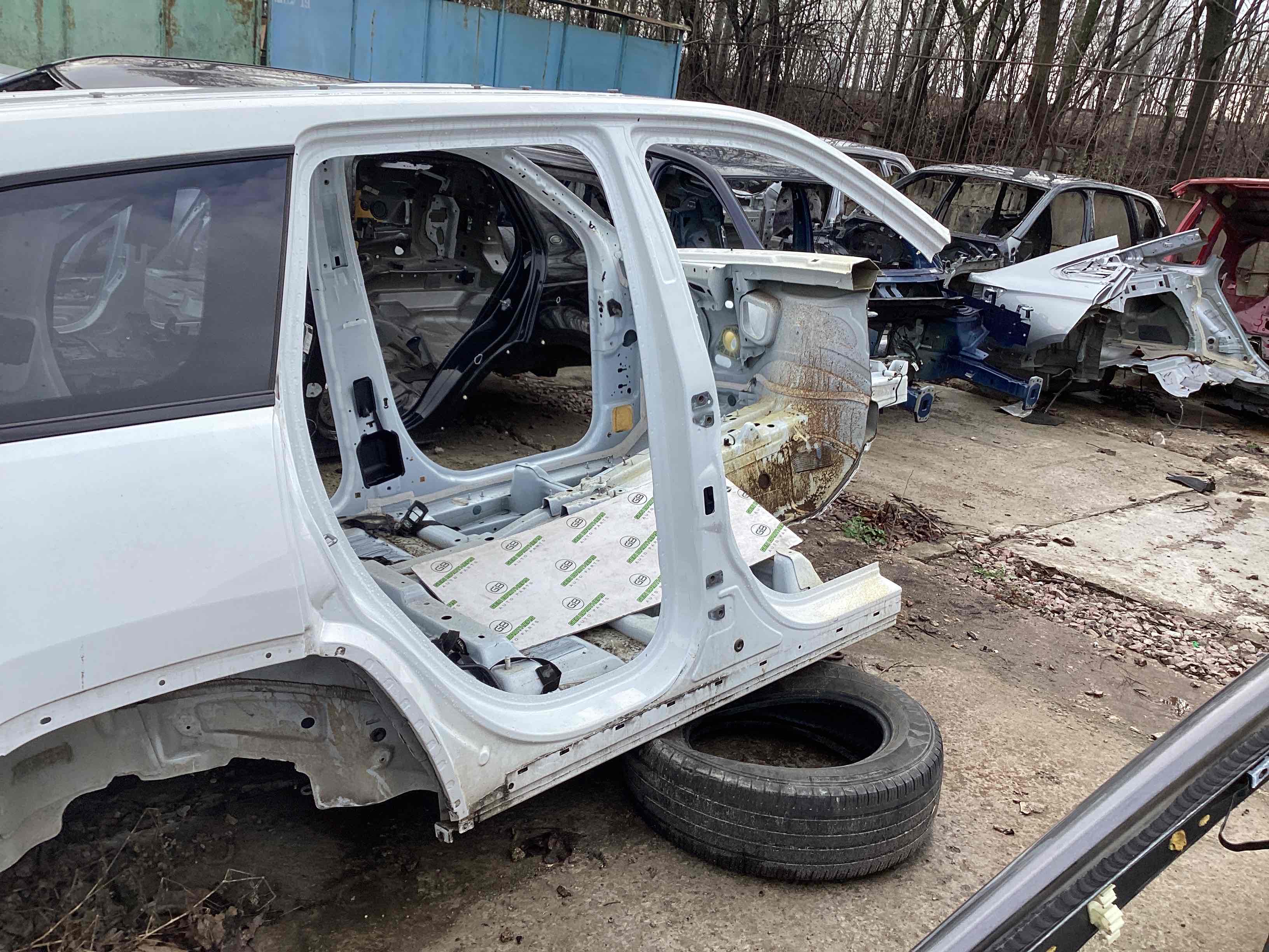 Стійки кузова та пороги