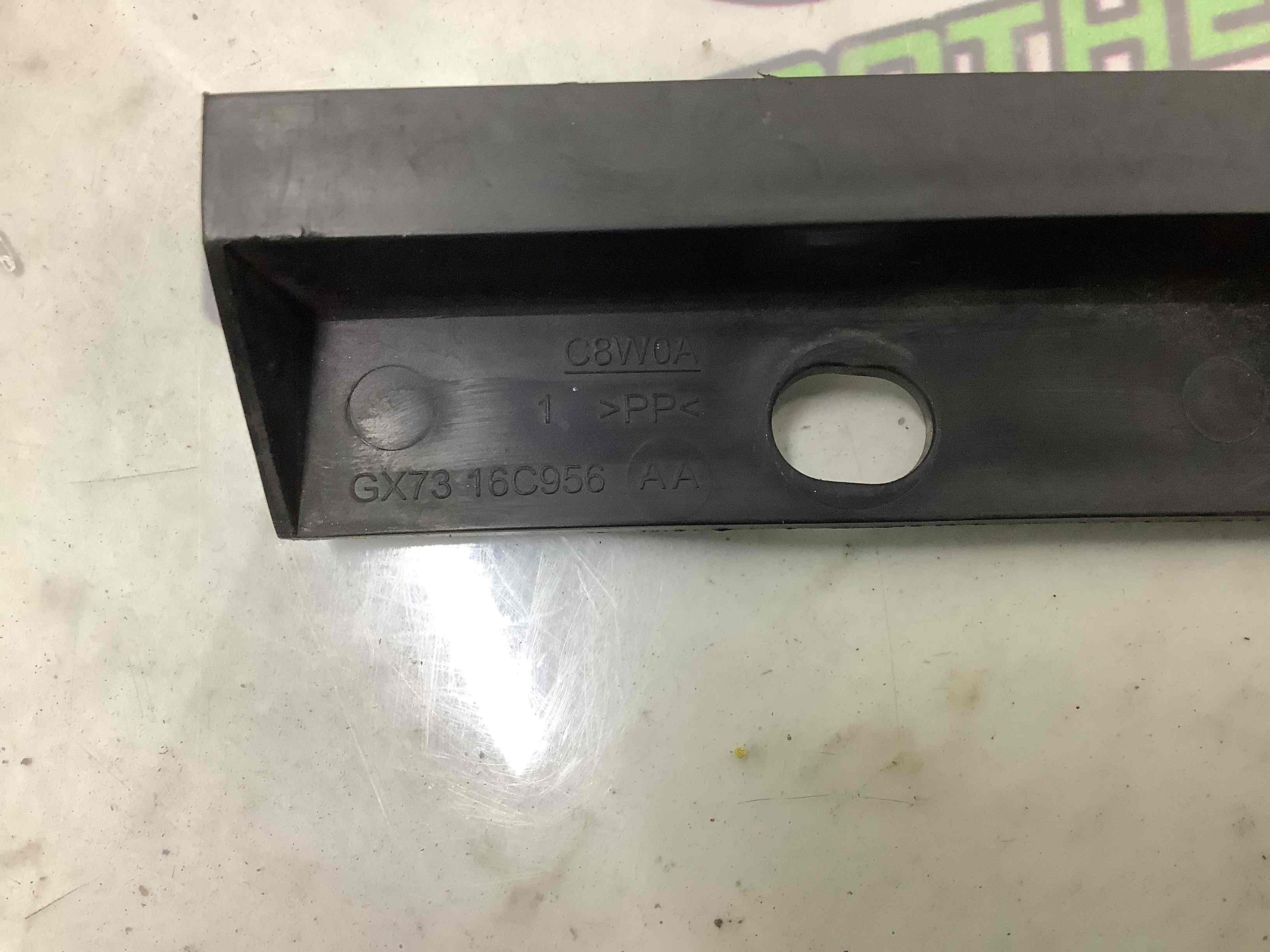 Пластик моторного відсіку