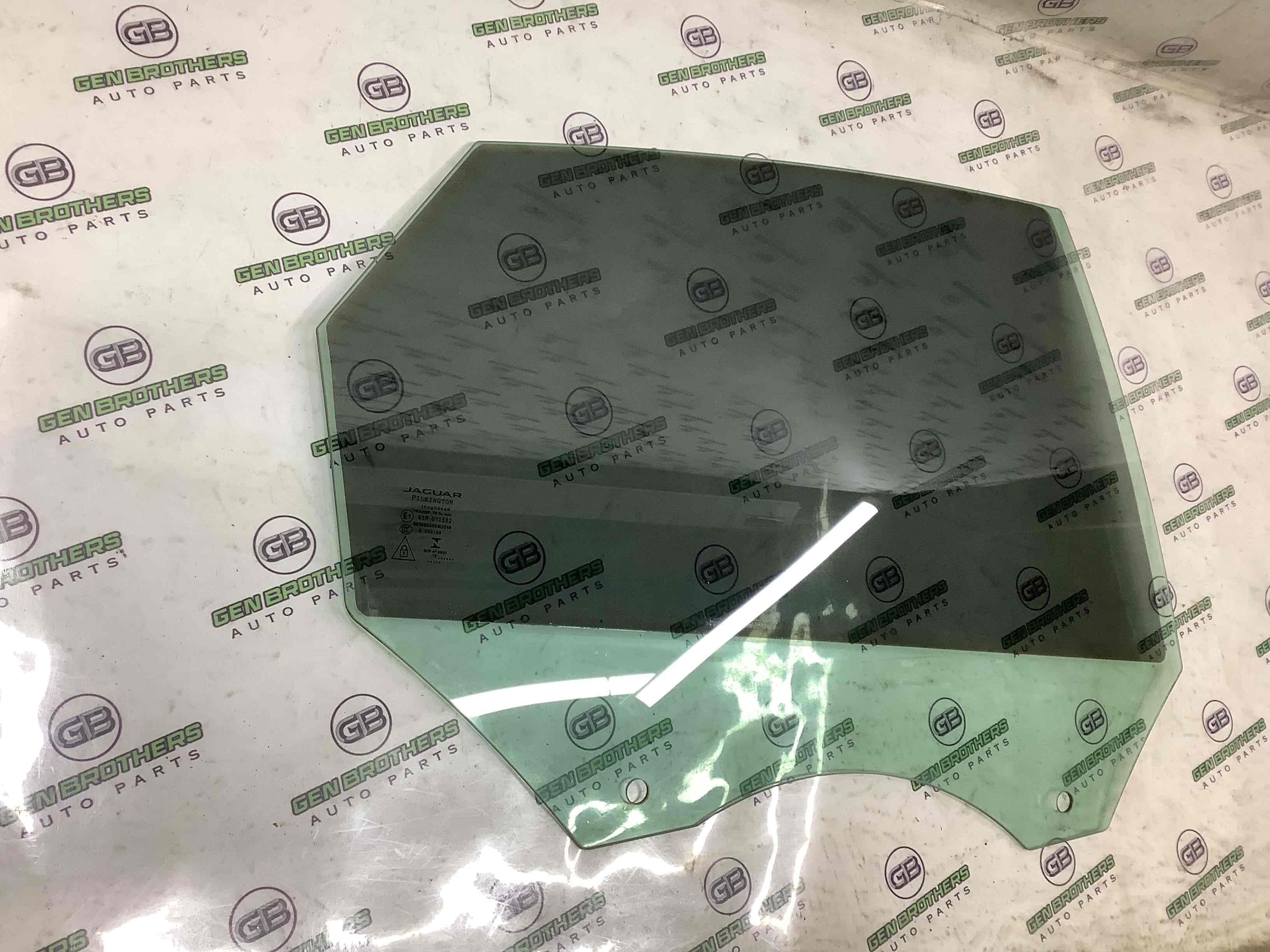 Скло заднє праве