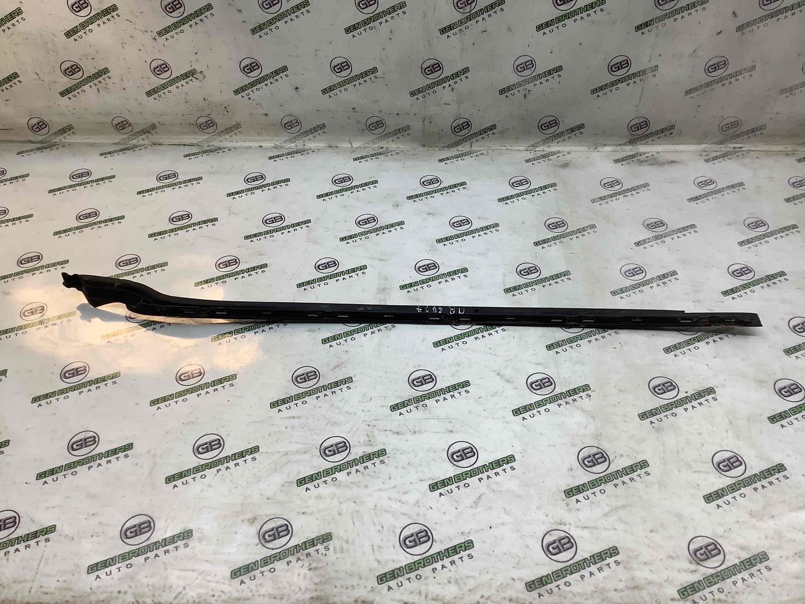 Молдинг лобового скла