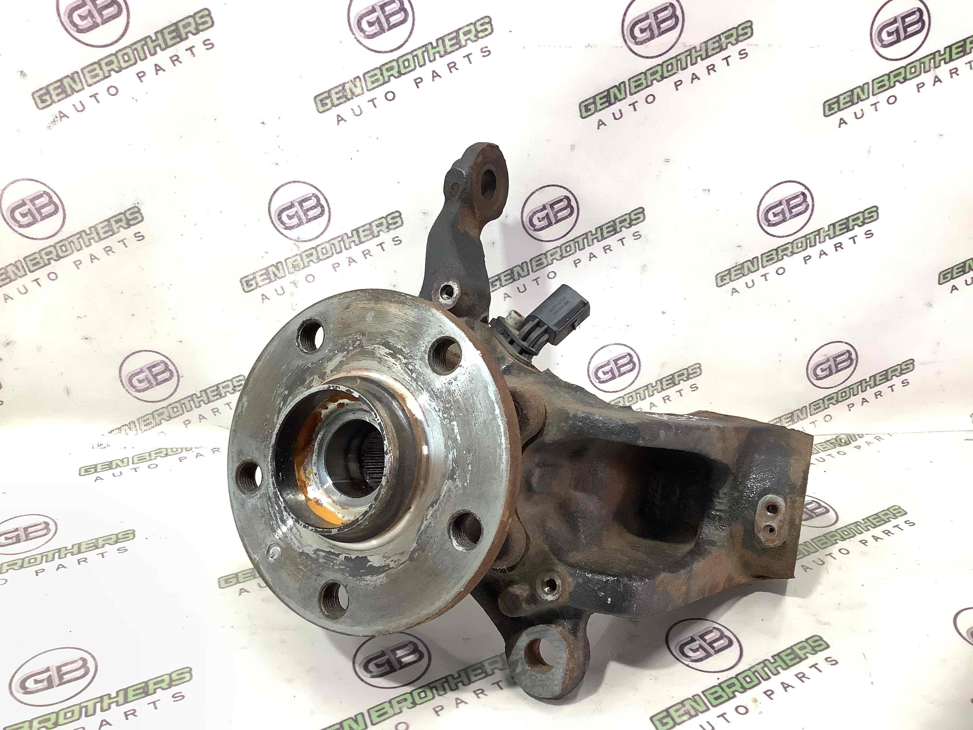 Кулак поворотний правий