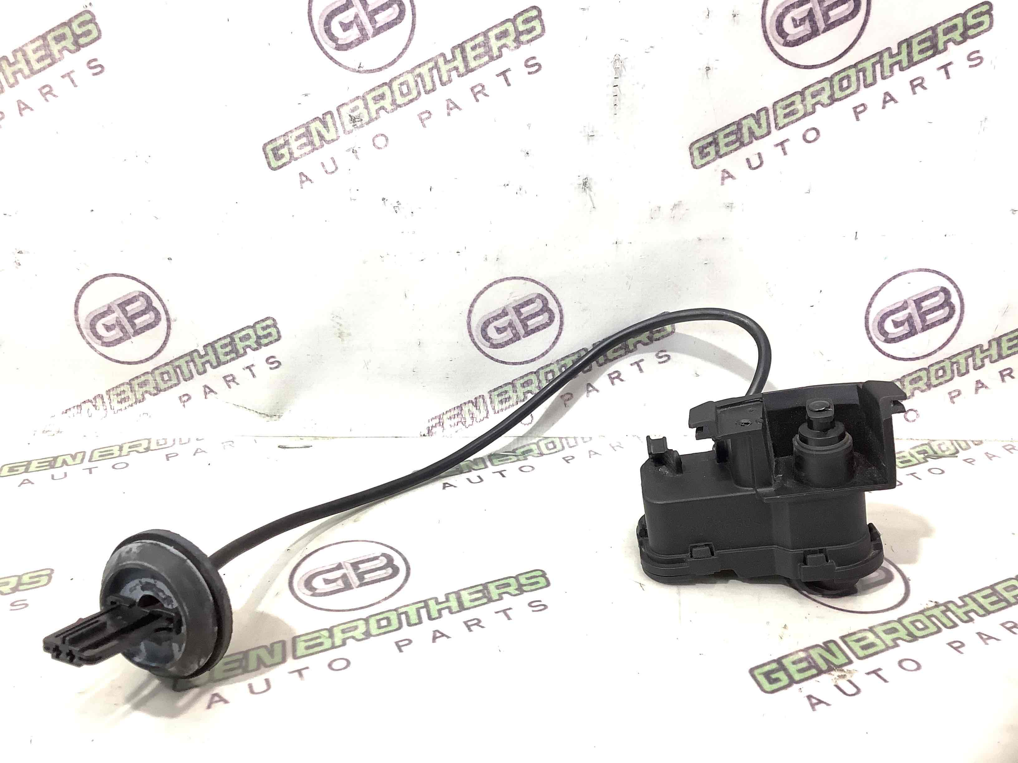 Замок лючка бензобака