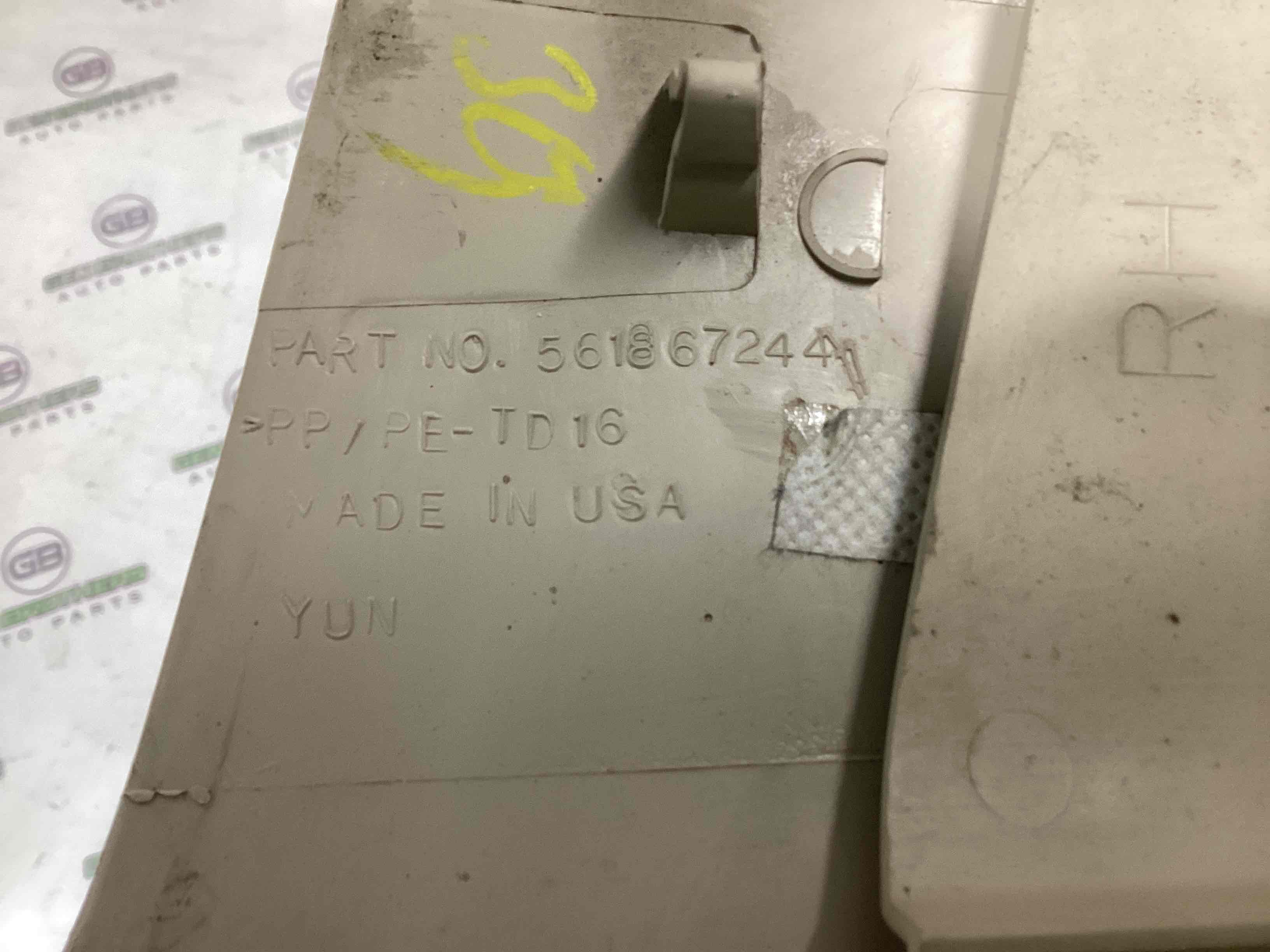 Обшивка центральної стійки права