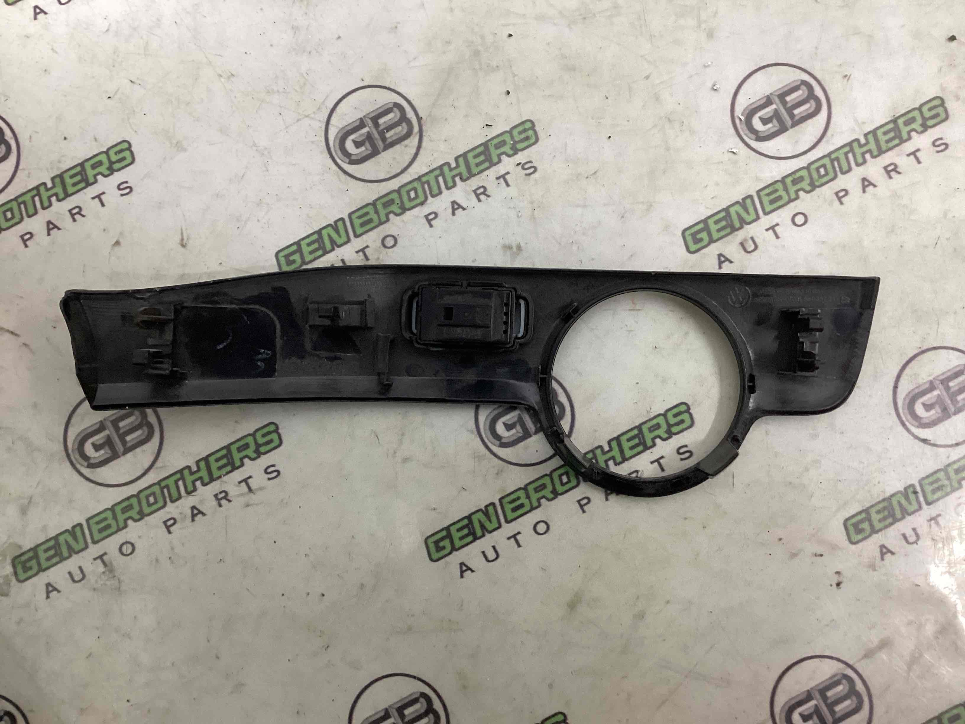 Обшивка панелі приладів торпедо