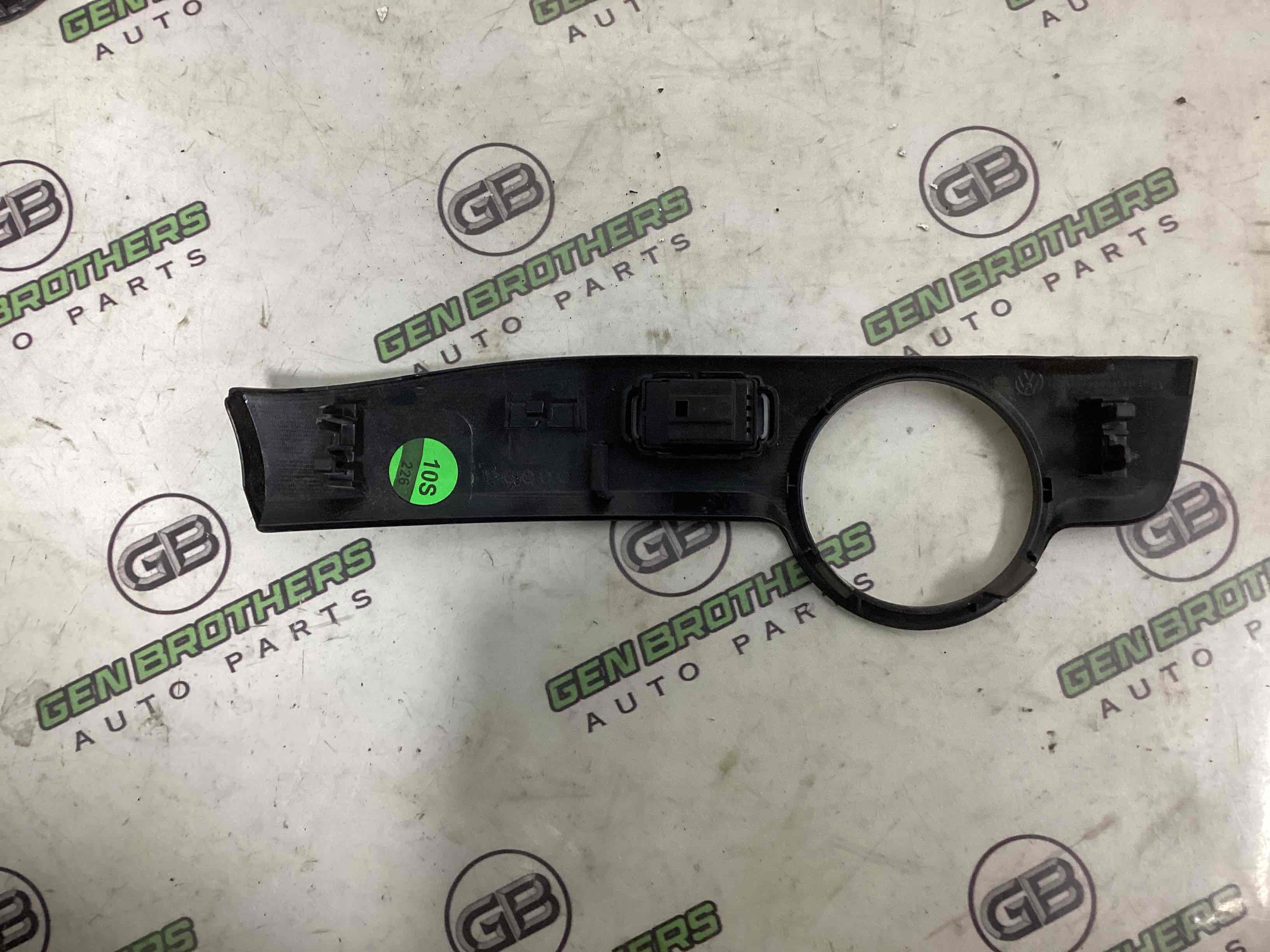 Обшивка панелі приладів торпедо