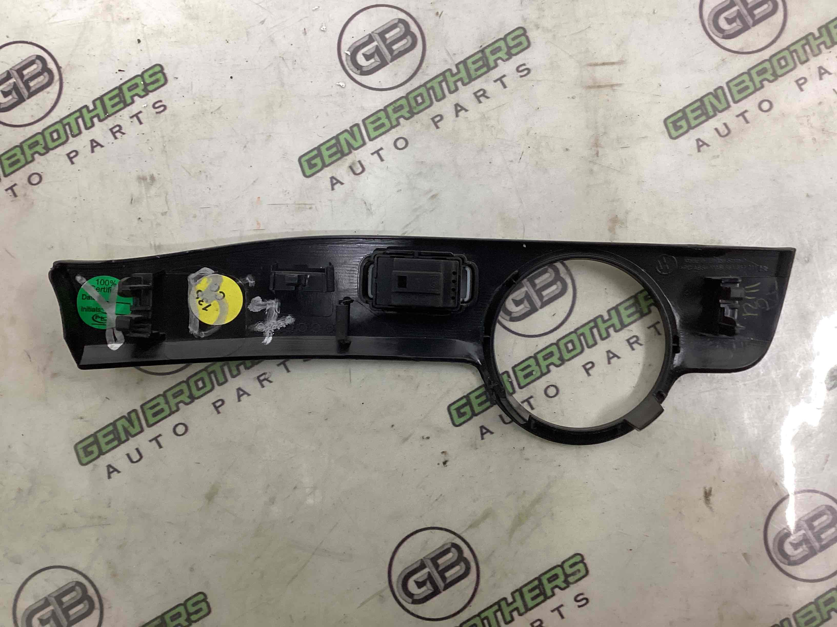 Обшивка панелі приладів торпедо