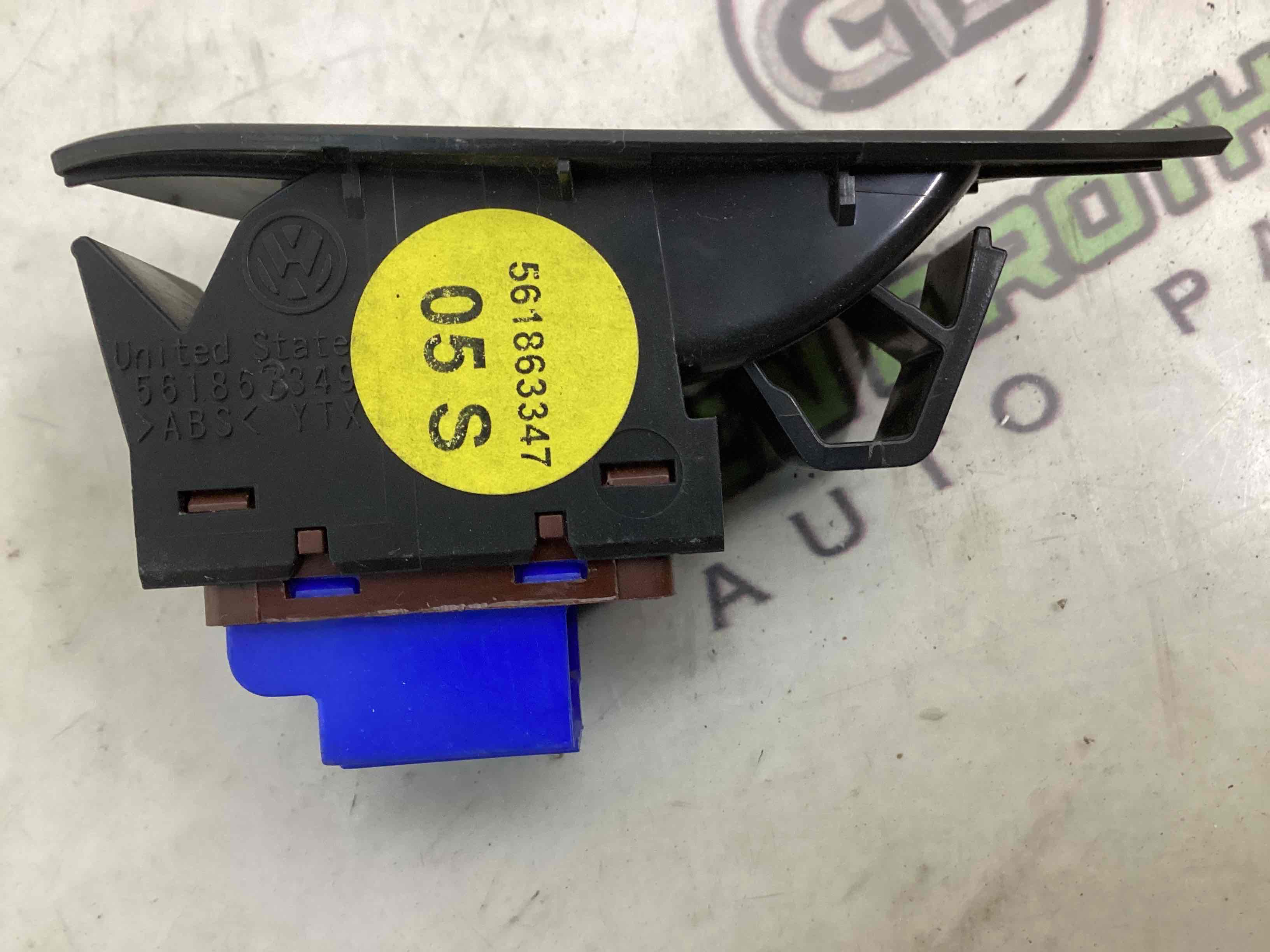 Кнопка відкриття багажника