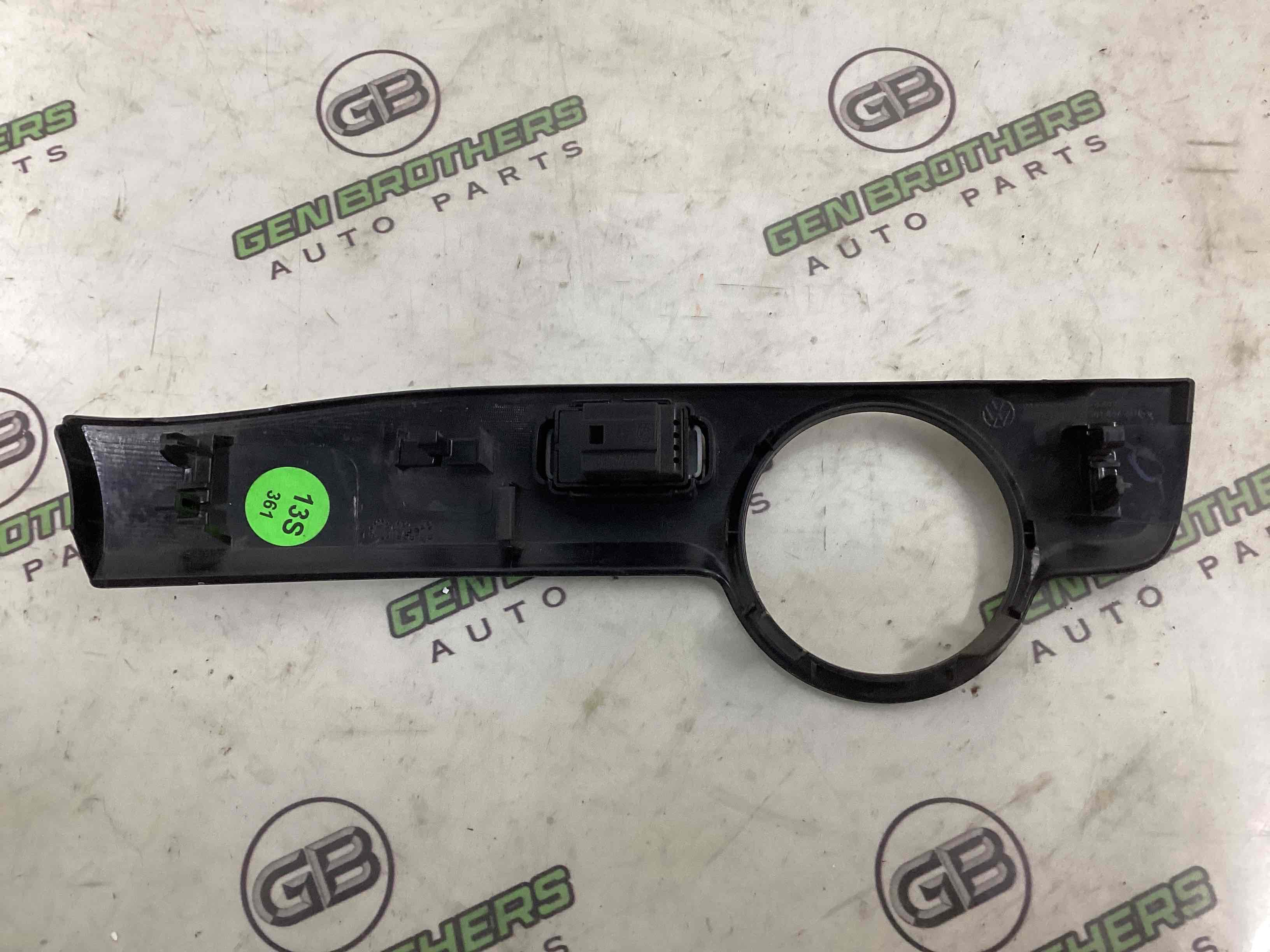 Обшивка панелі приладів торпедо