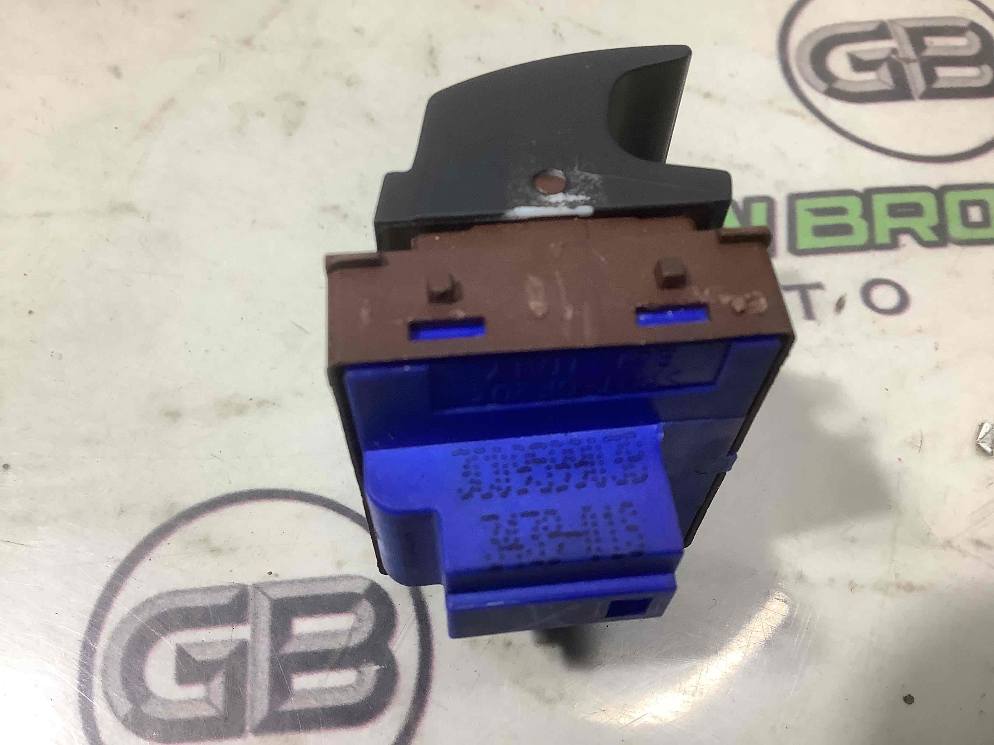 Кнопка відкриття багажника