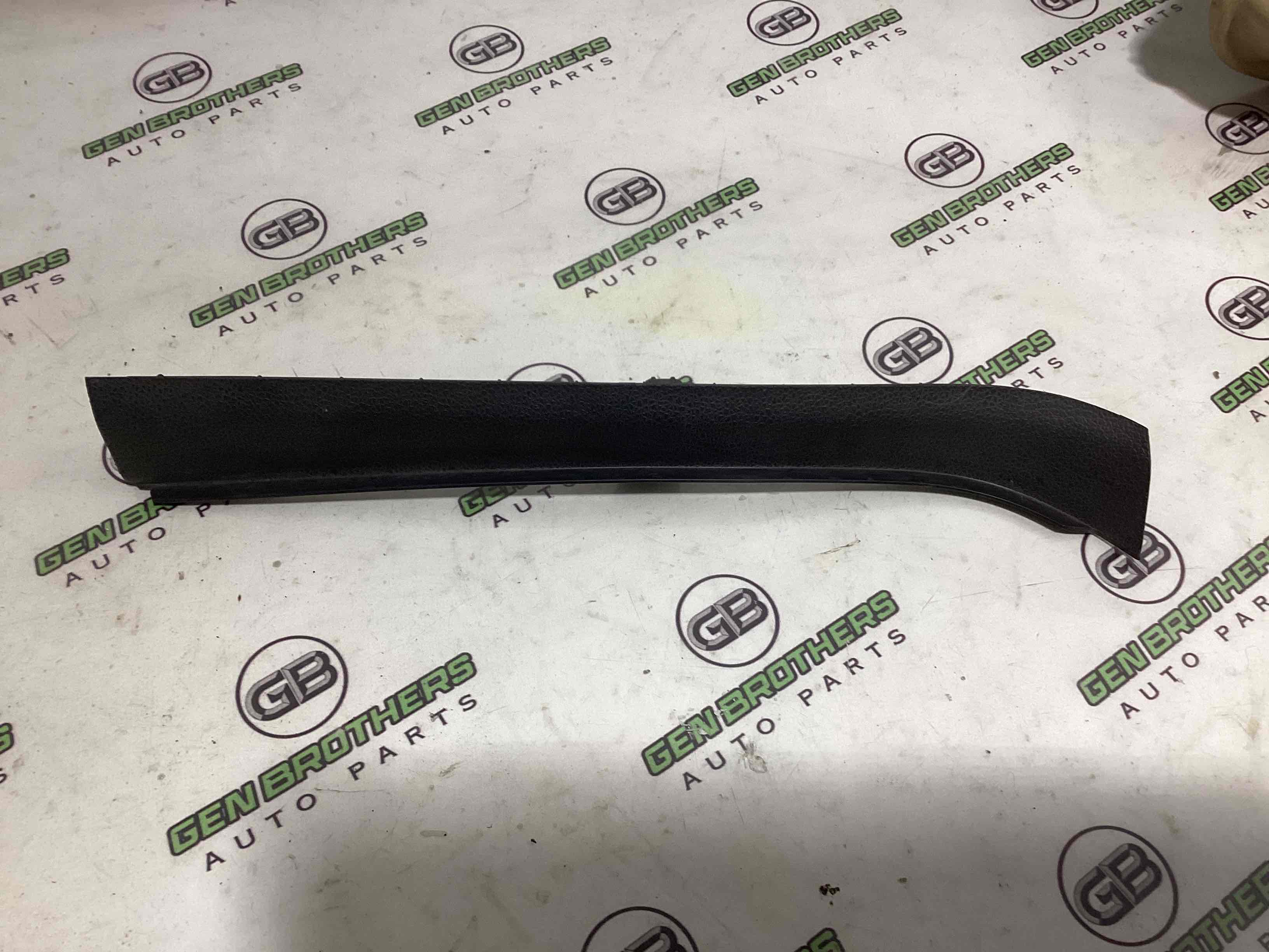 Обшивка передньої стійки ліва