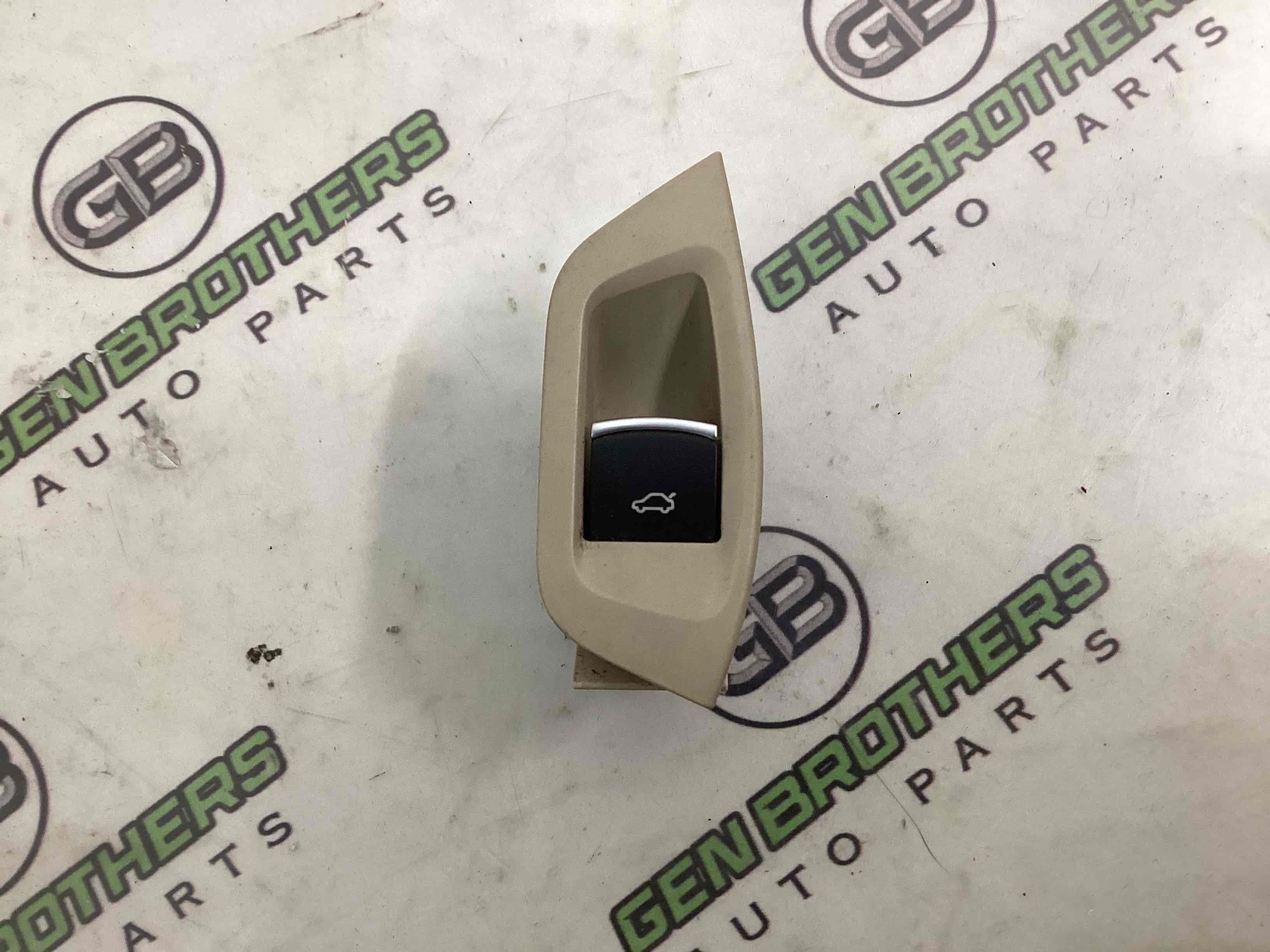 Кнопка відкриття багажника