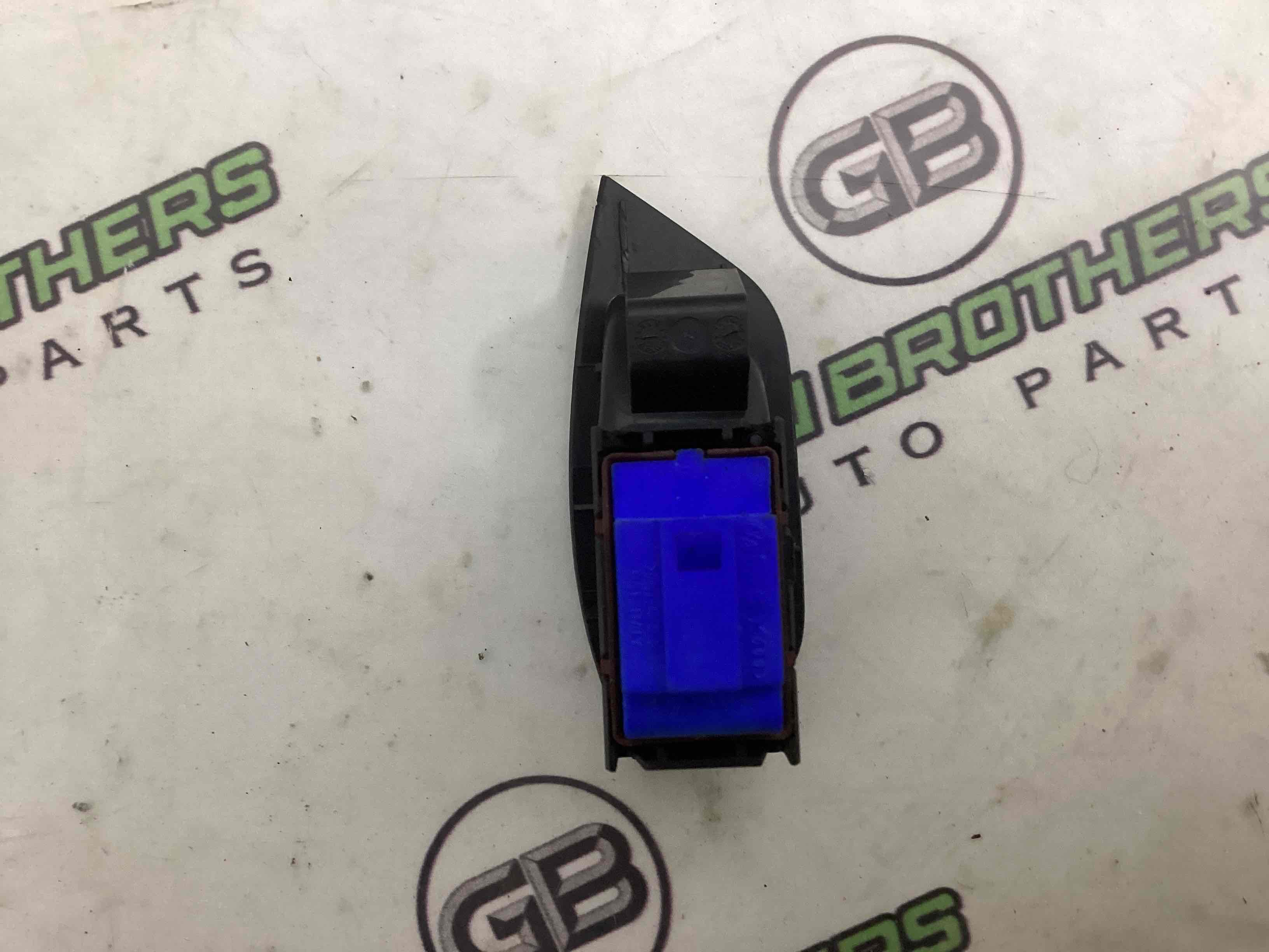 Кнопка відкриття багажника