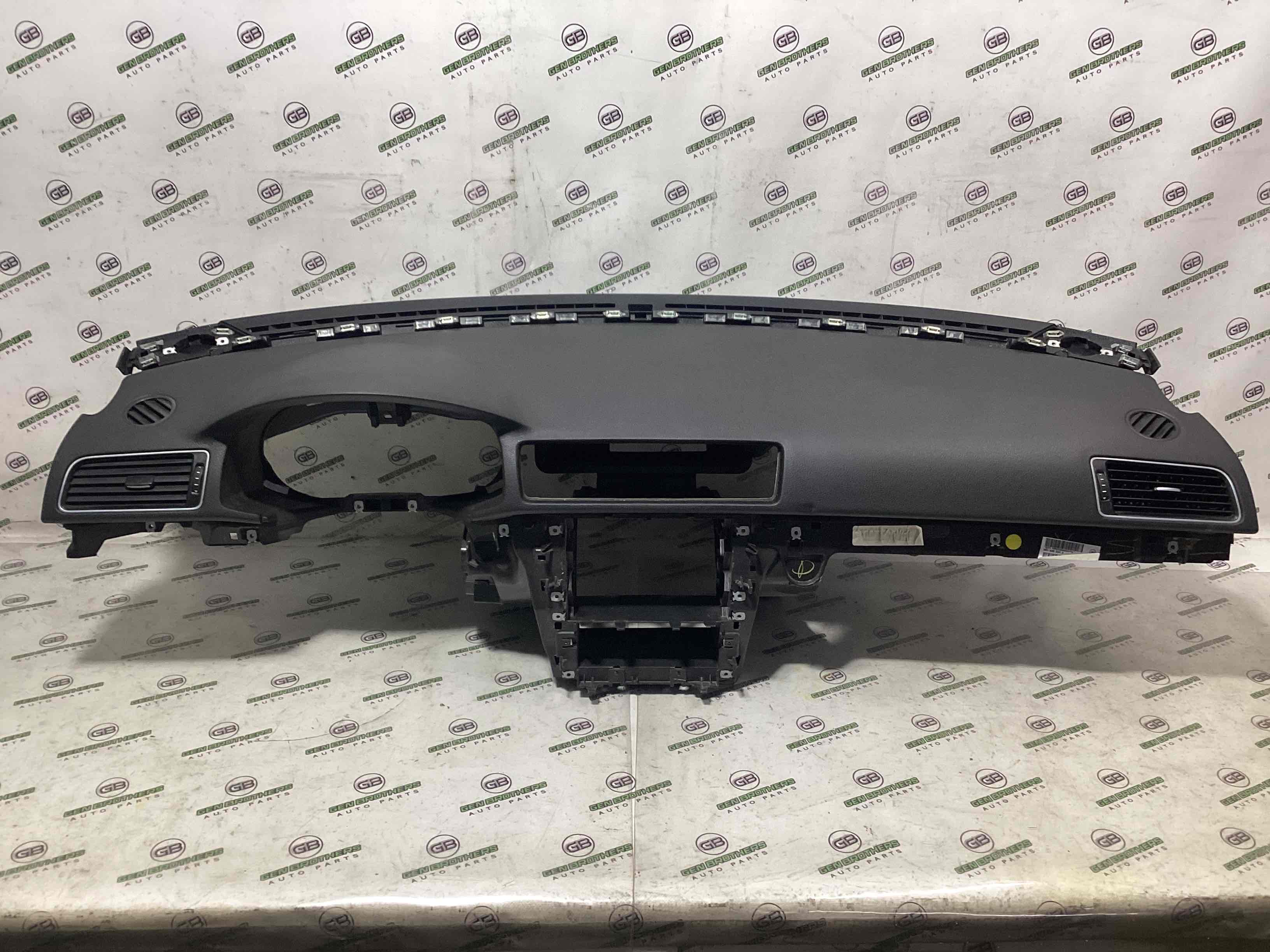 Панель передня салону торпедо