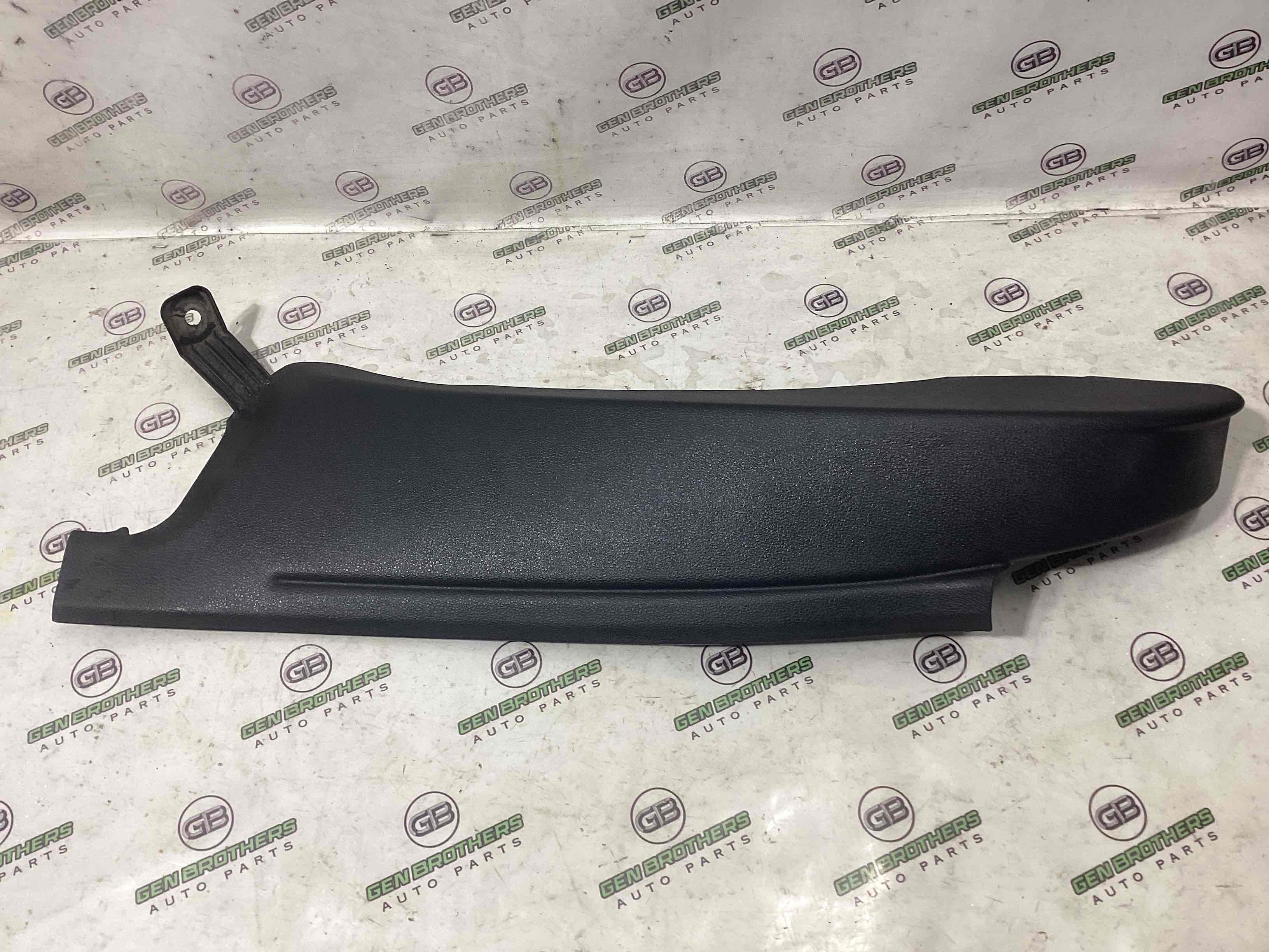 Обшивка задньої стійки ліва