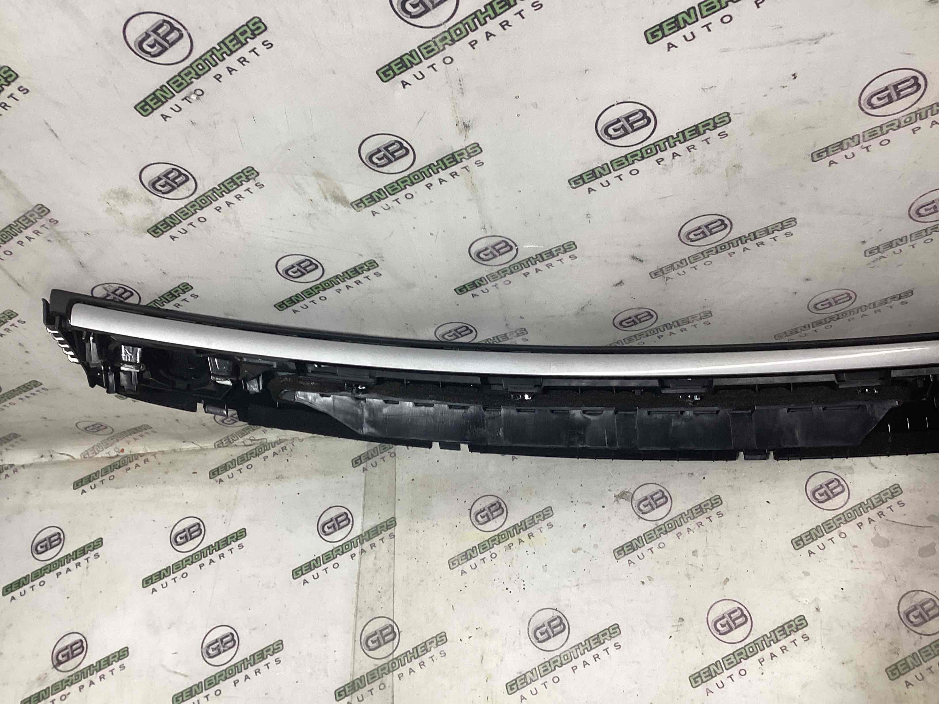 Обшивка панелі приладів торпедо