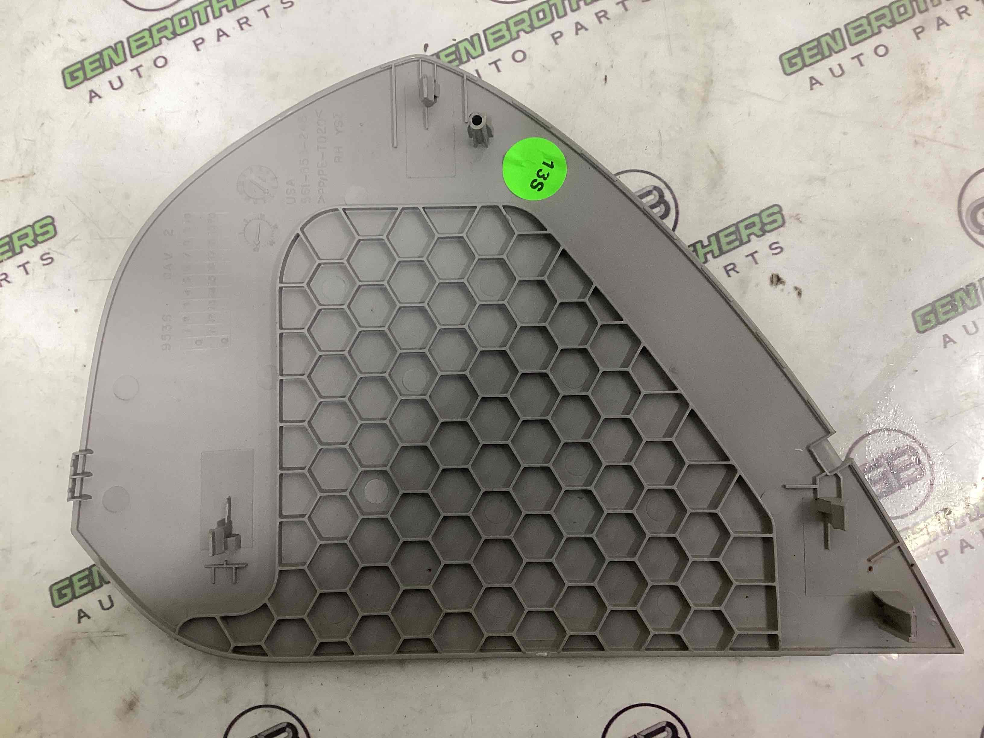 Обшивка панелі приладів торпедо