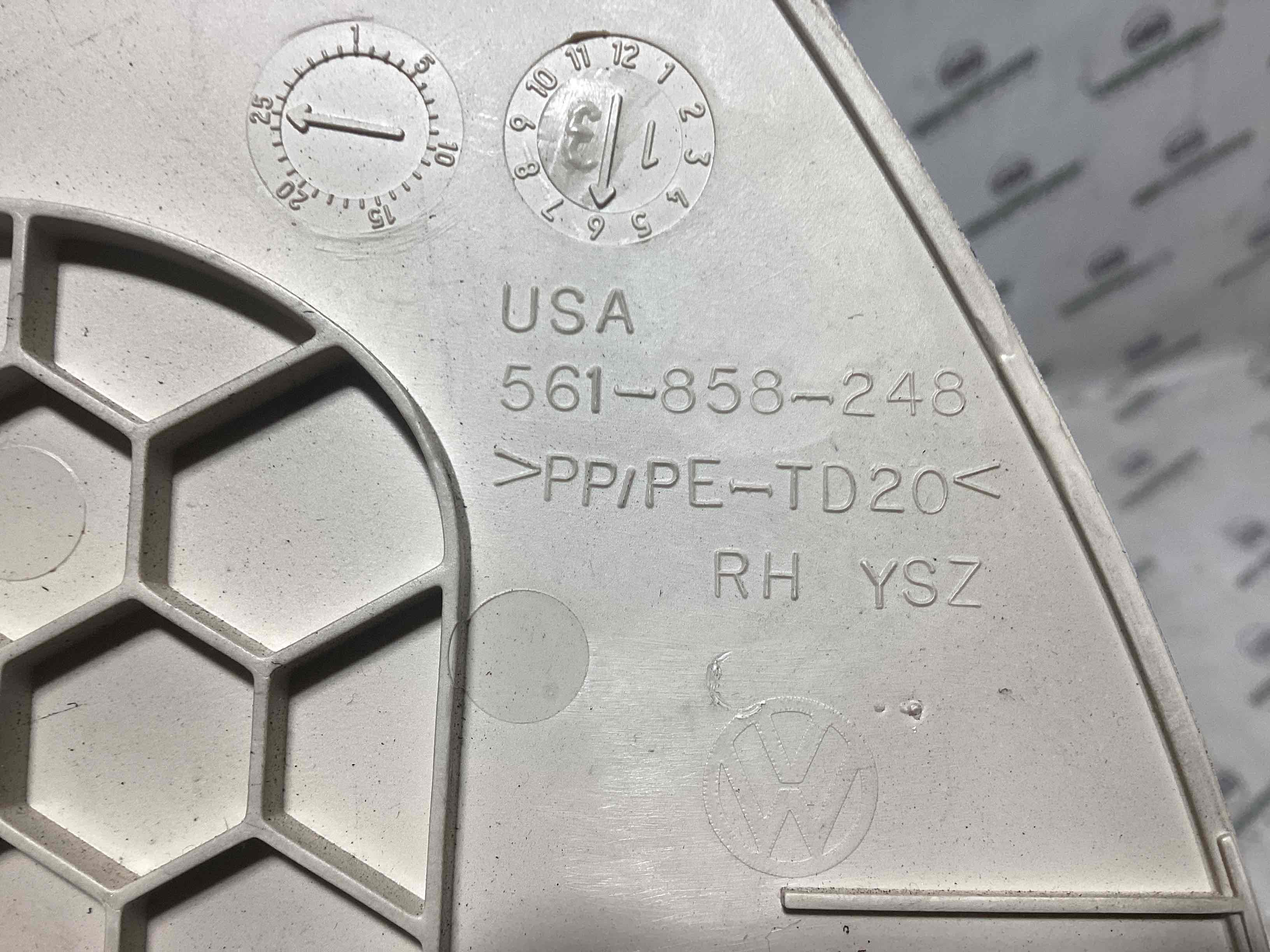 Обшивка панелі приладів торпедо