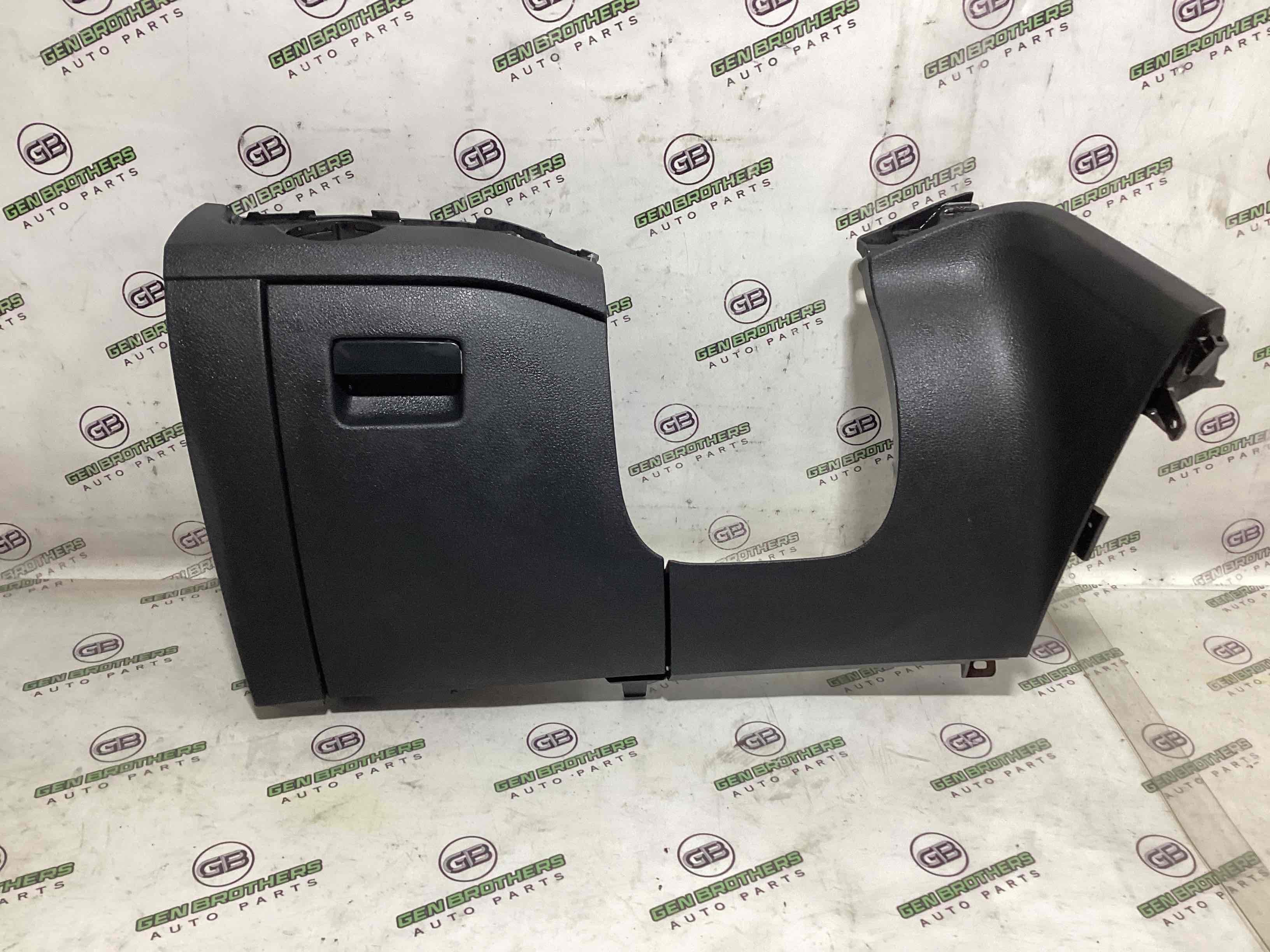 Обшивка панелі приладів торпедо