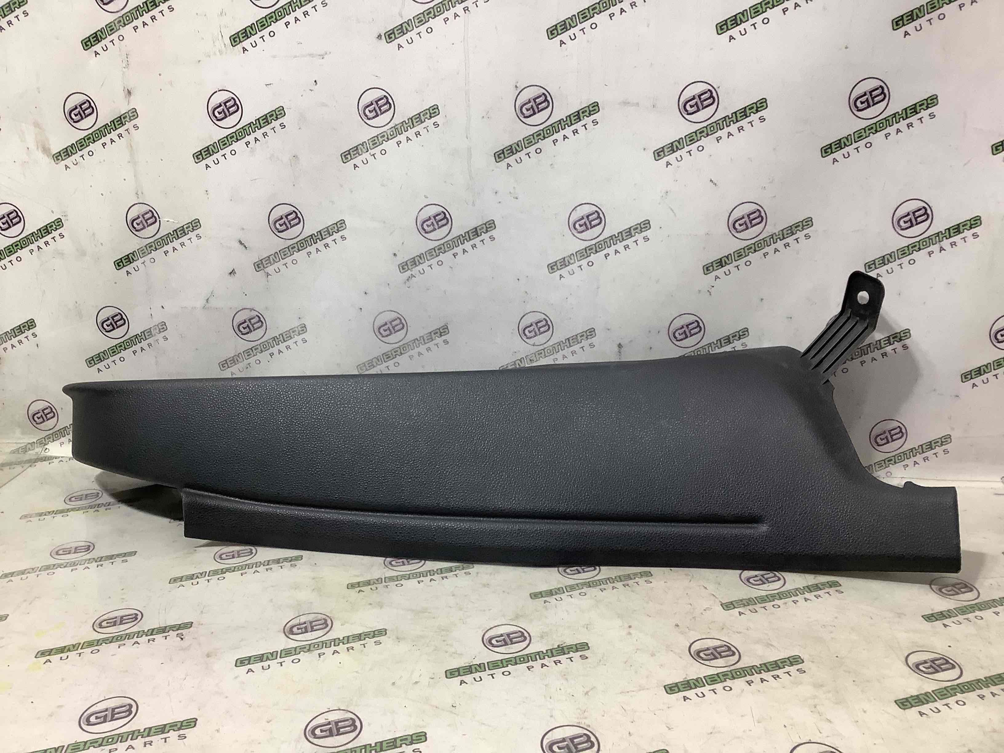 Обшивка задньої стійки права