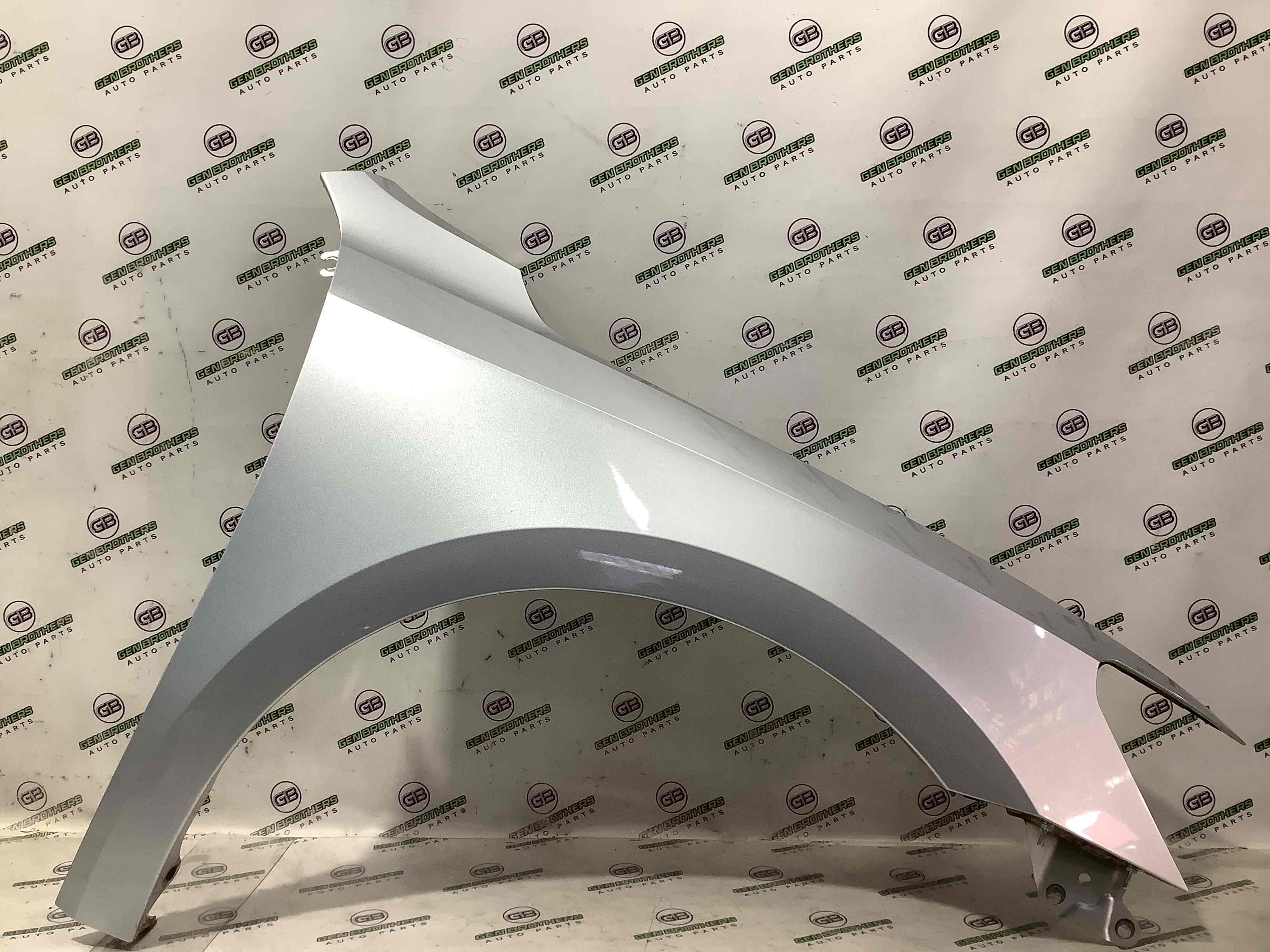 Крило переднє праве