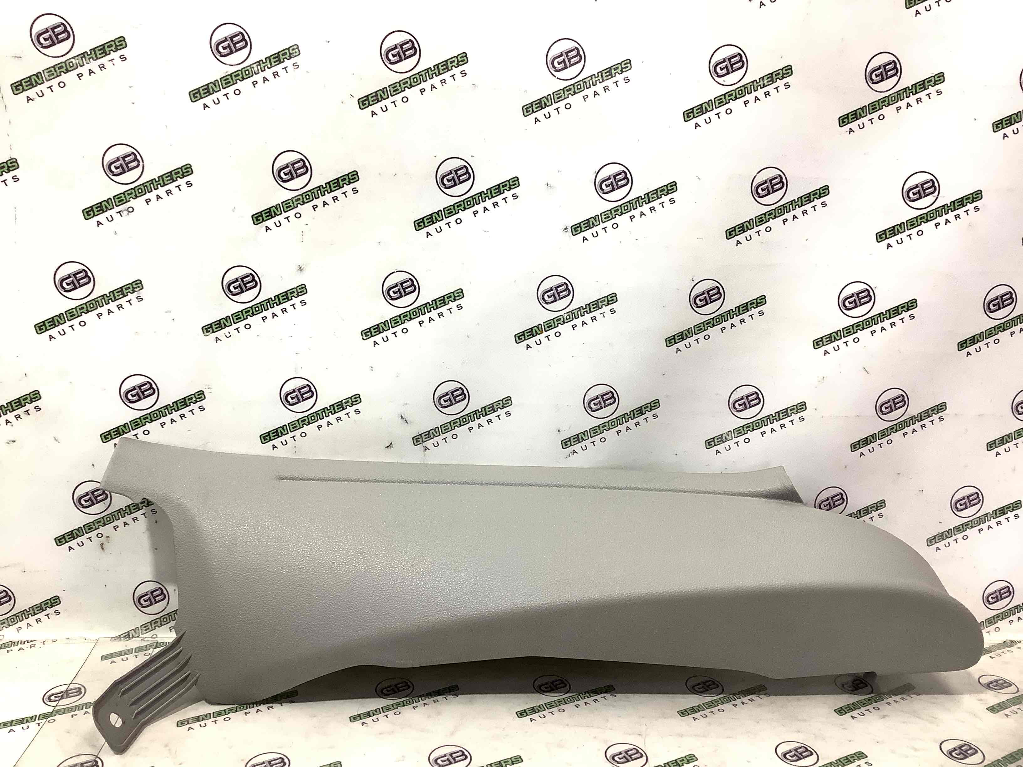 Обшивка задньої стійки права