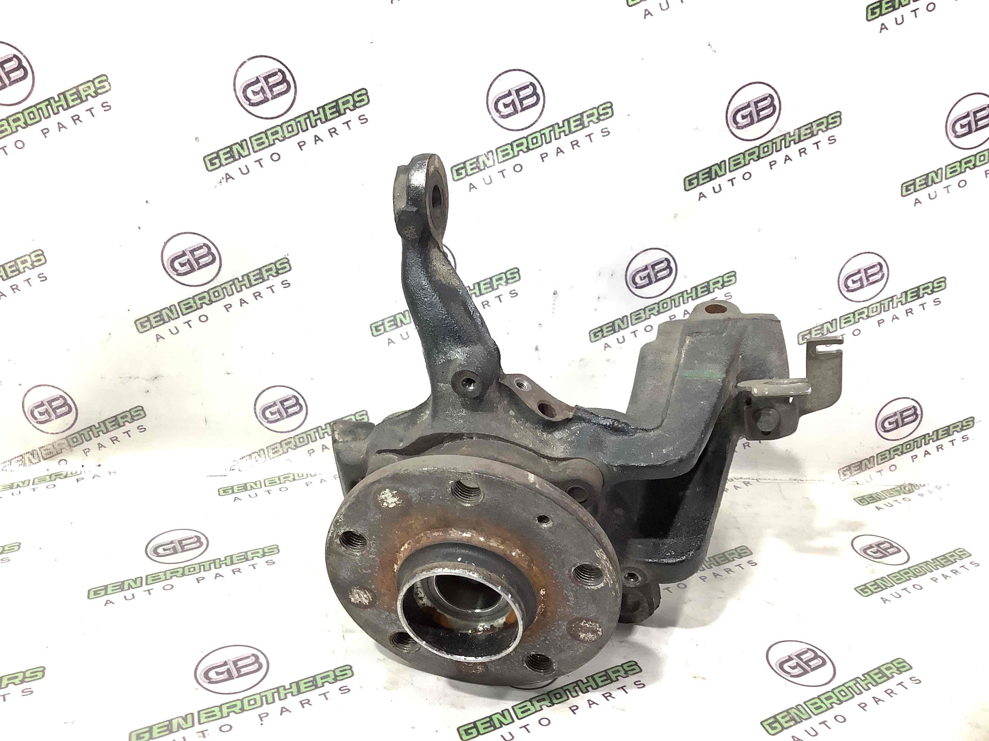 Кулак поворотний правий