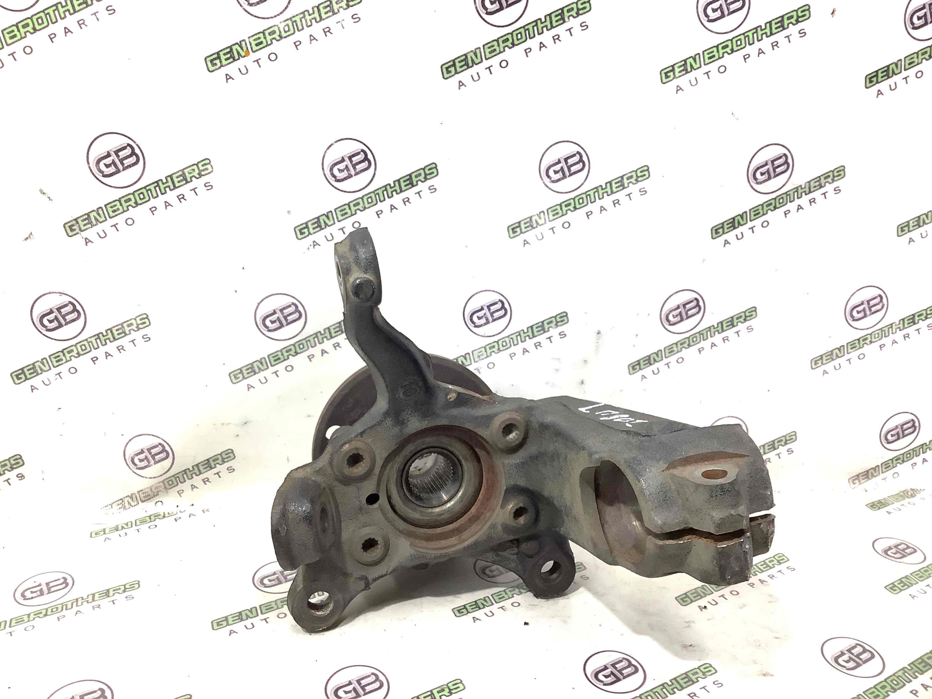 Кулак поворотний лівий