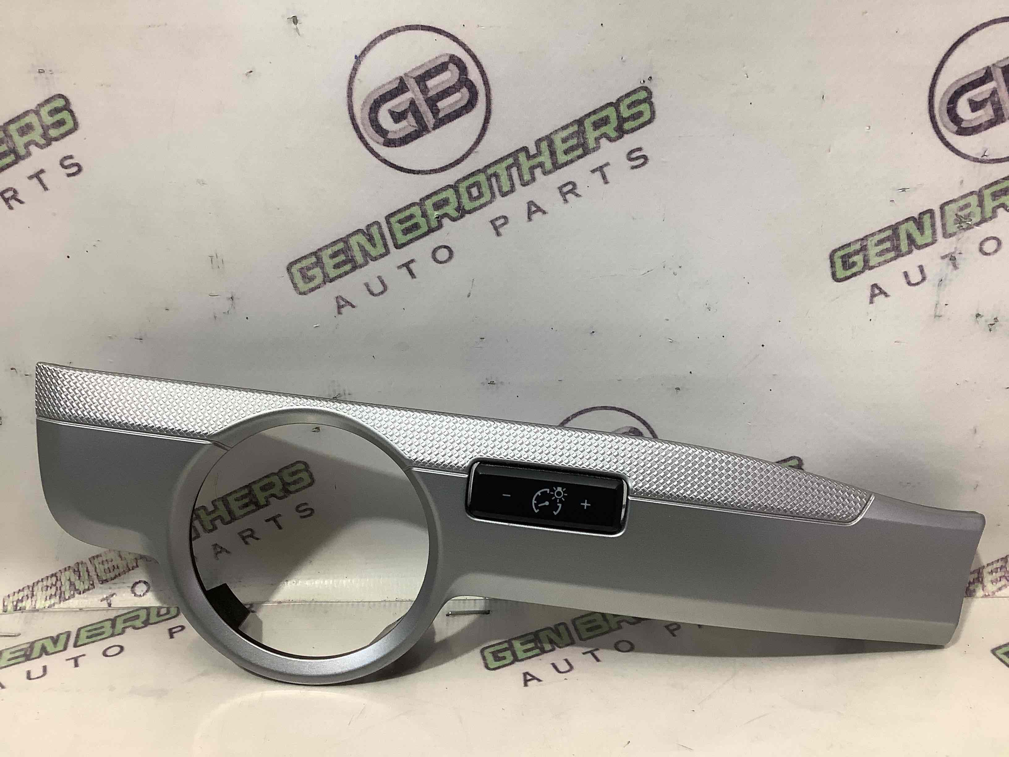 Обшивка панелі приладів торпедо