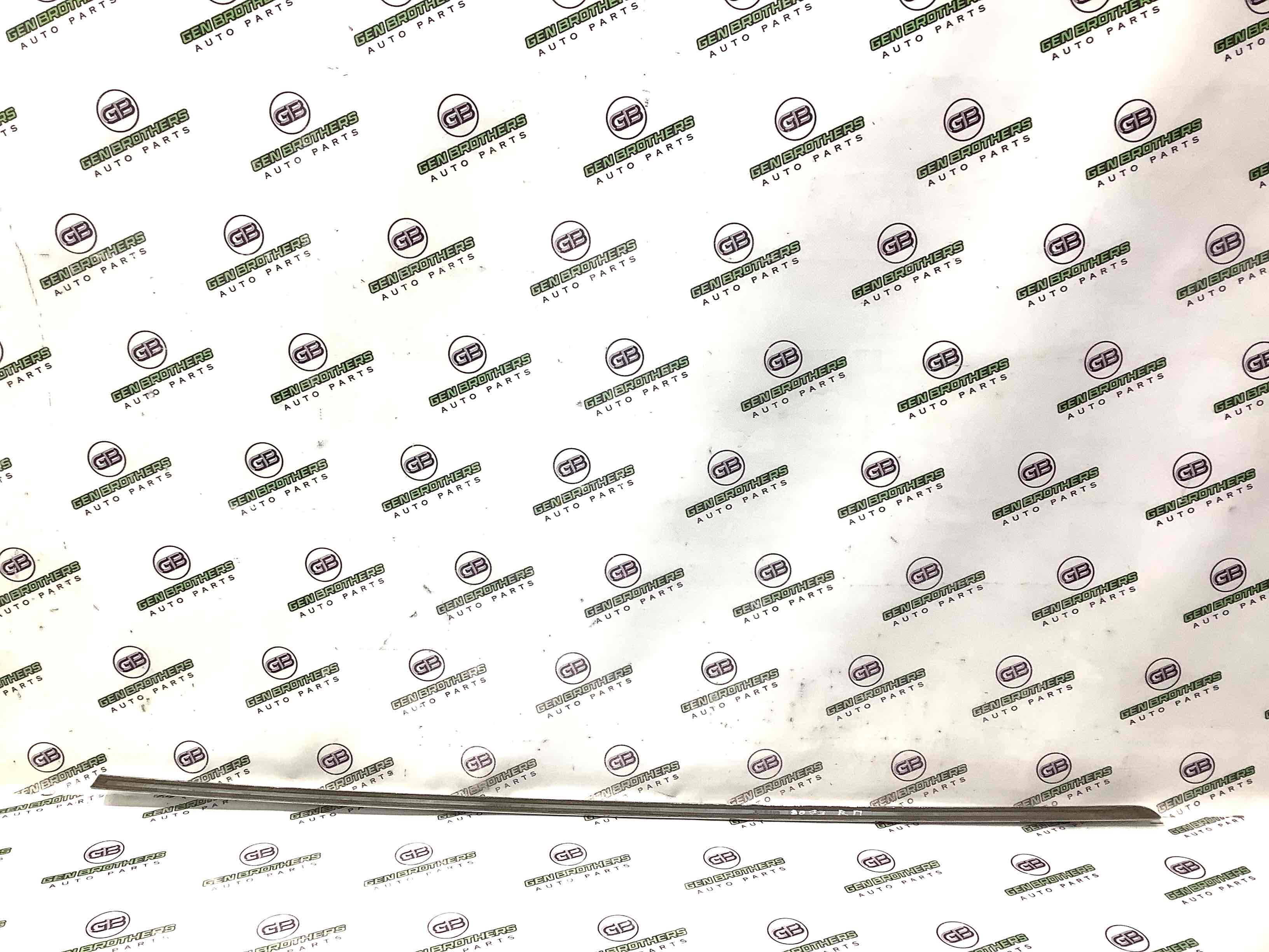 Молдинг двері передньої правої