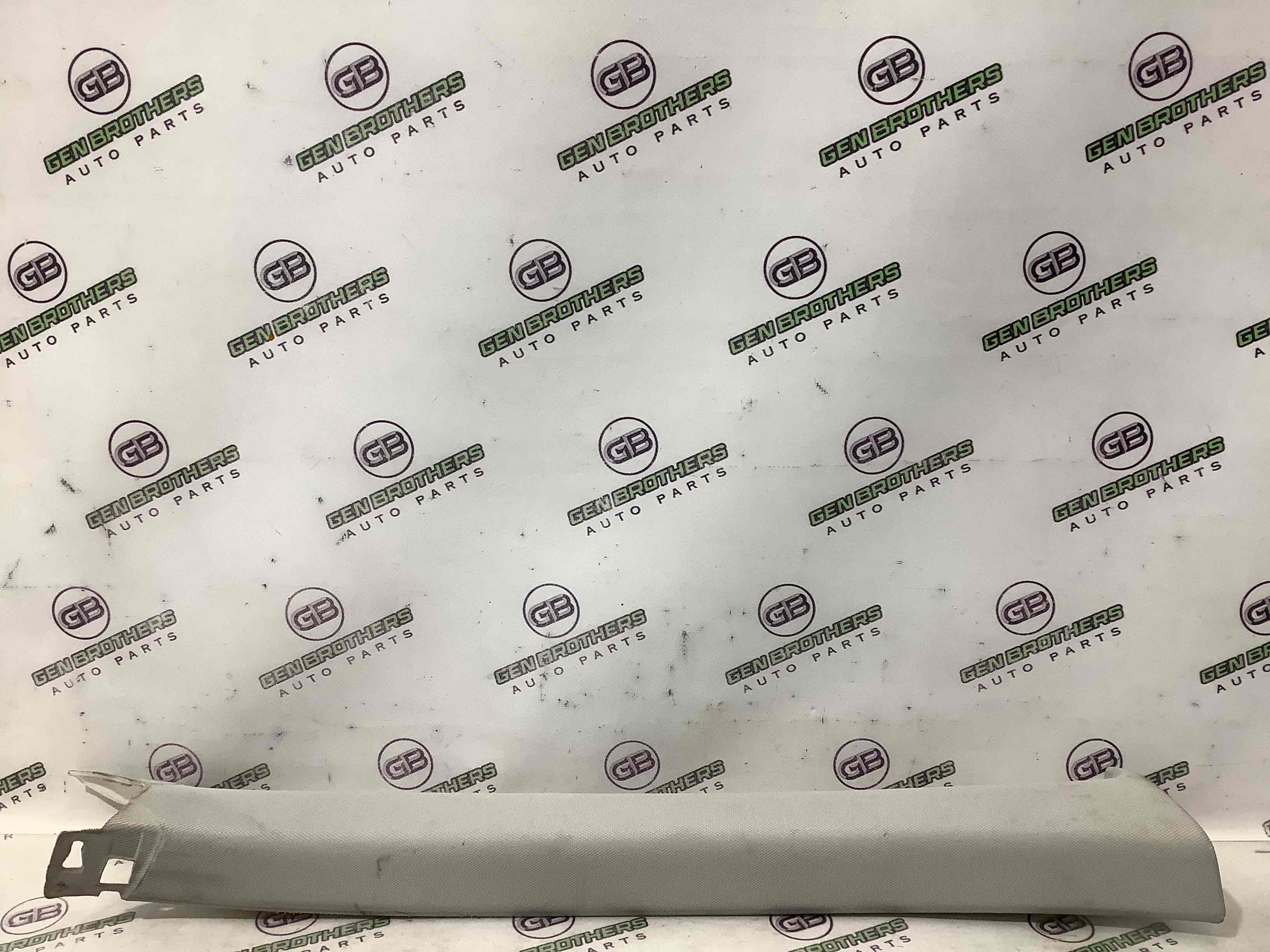 Обшивка передньої стійки права