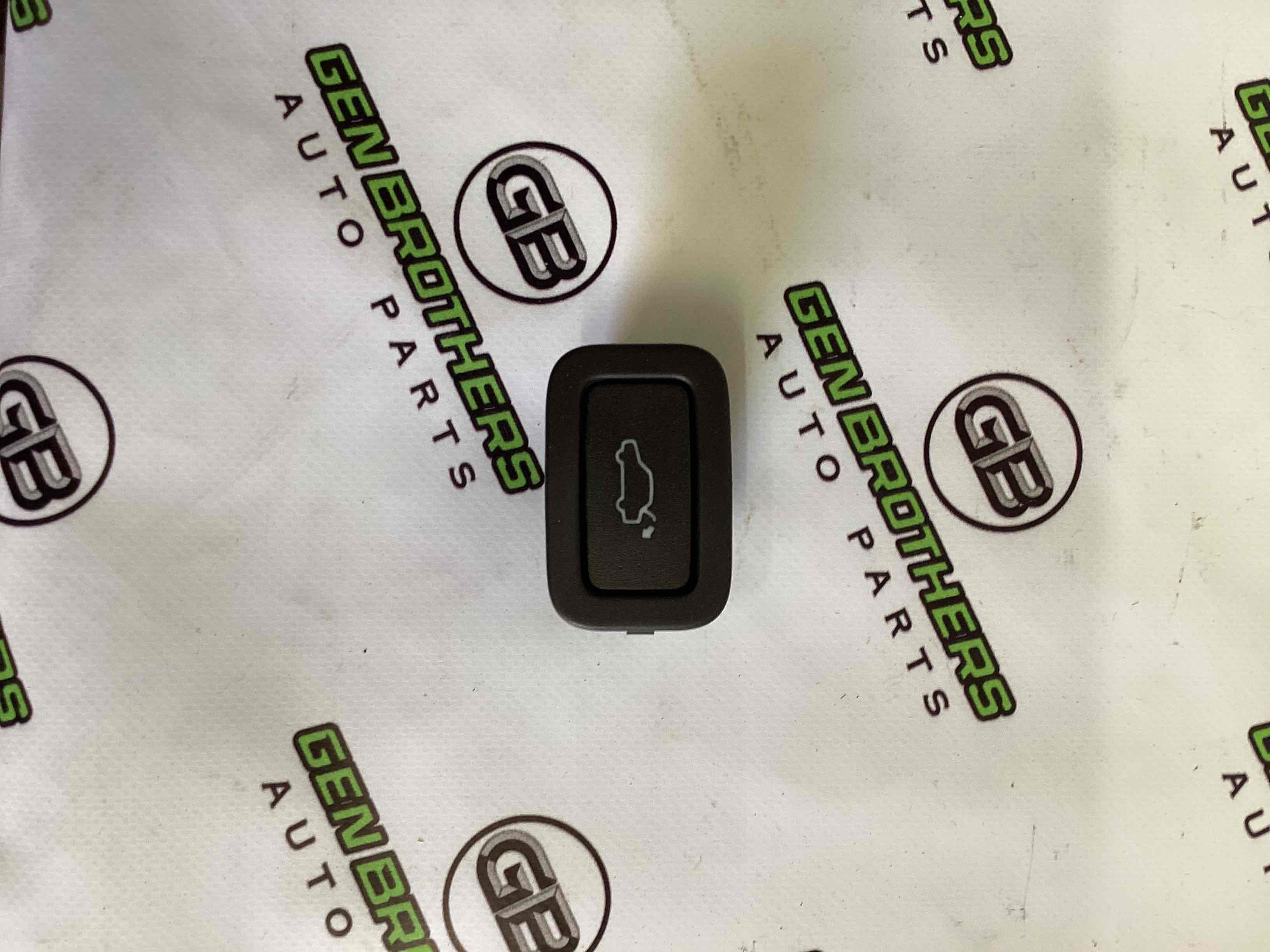 Кнопка відкриття багажника