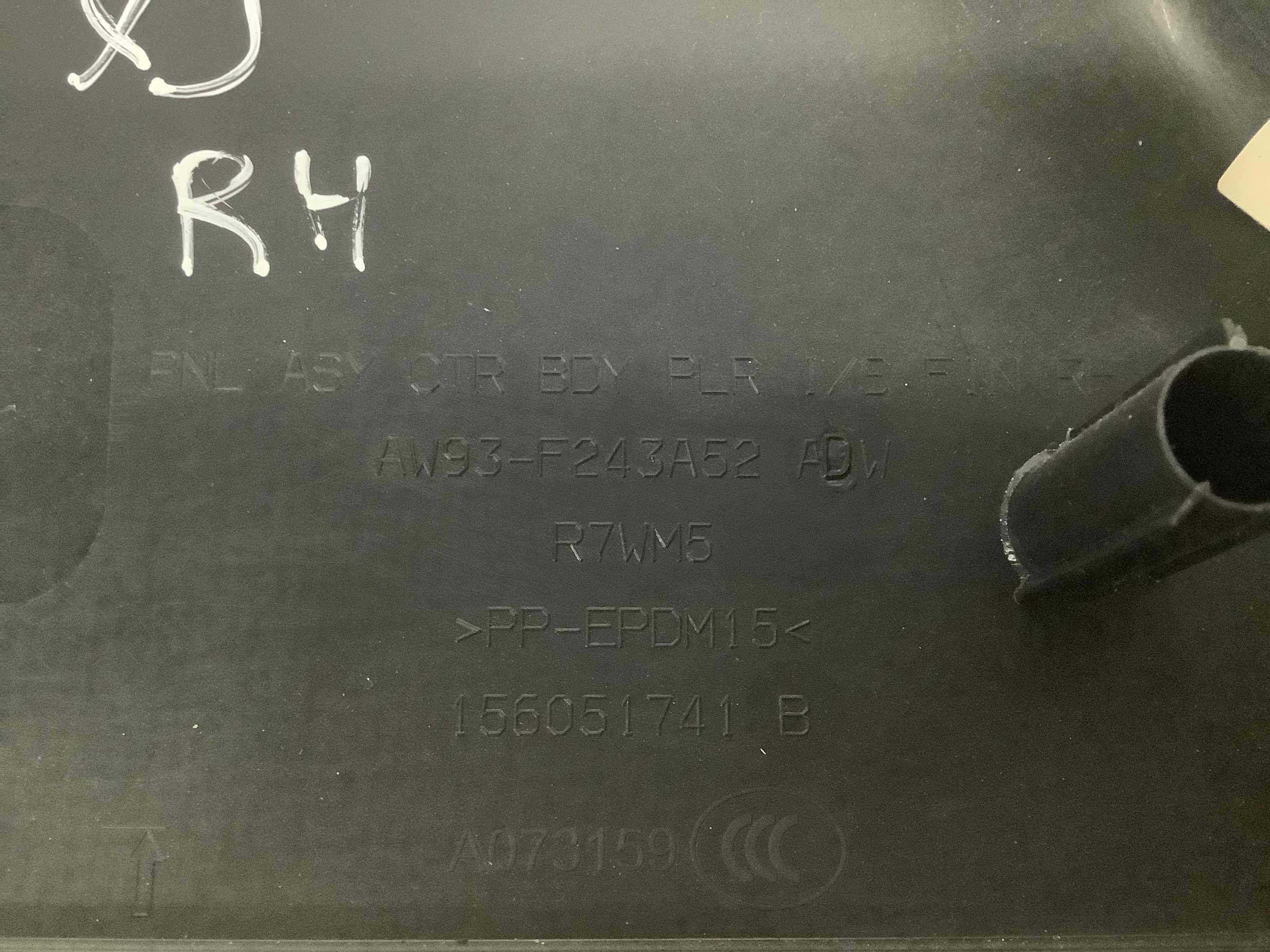 Обшивка центральної стійки права