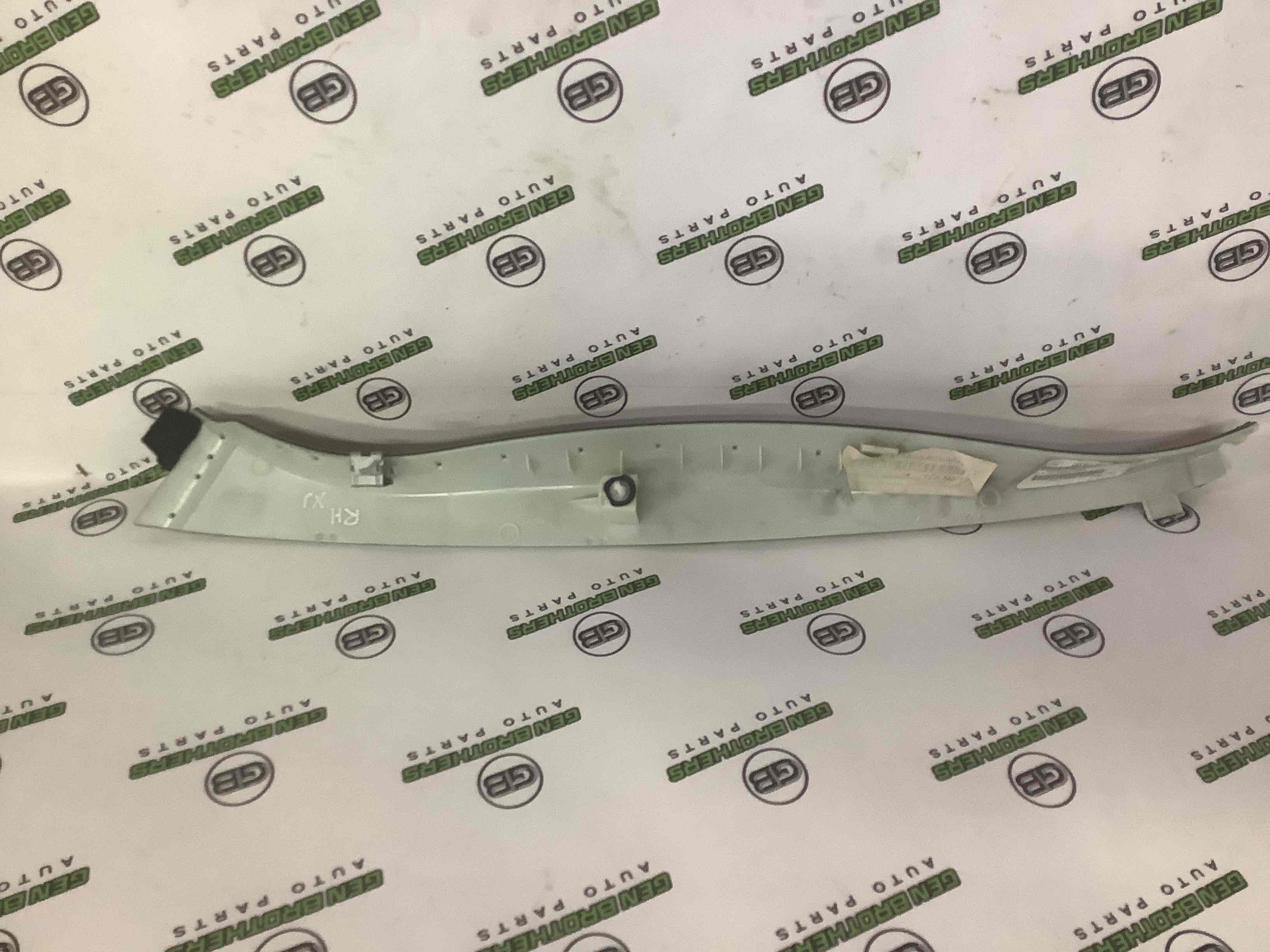 Обшивка задньої стійки права