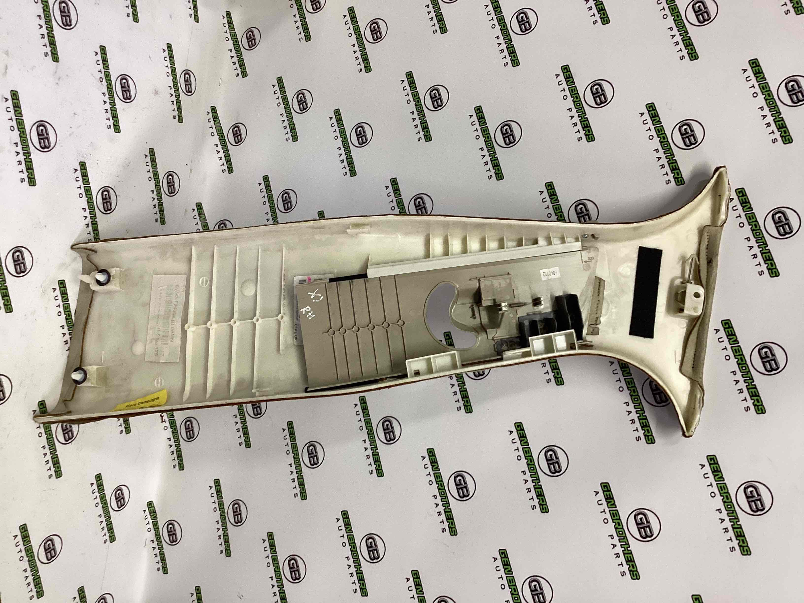 Обшивка центральної стійки права