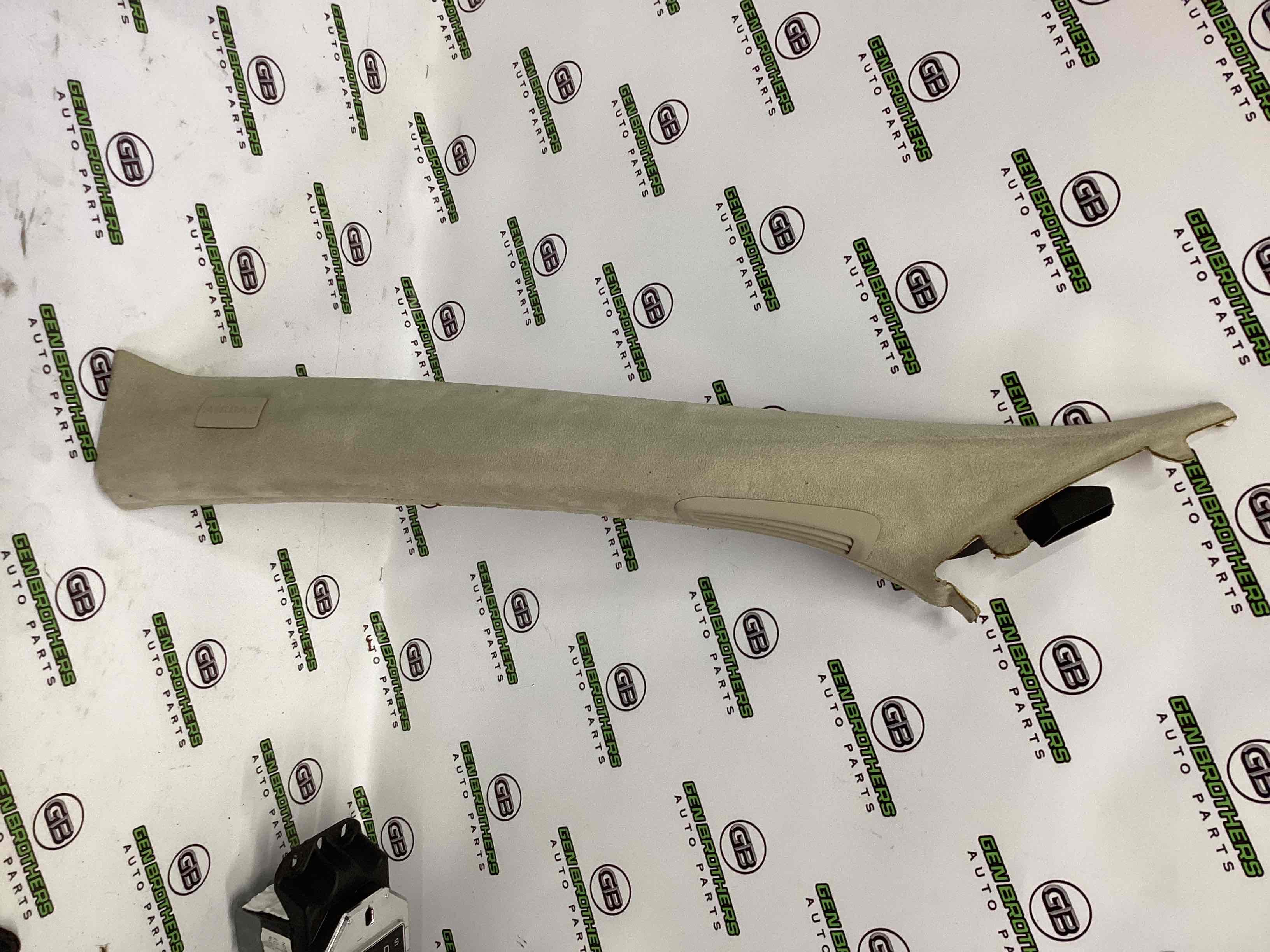 Обшивка передньої стійки ліва