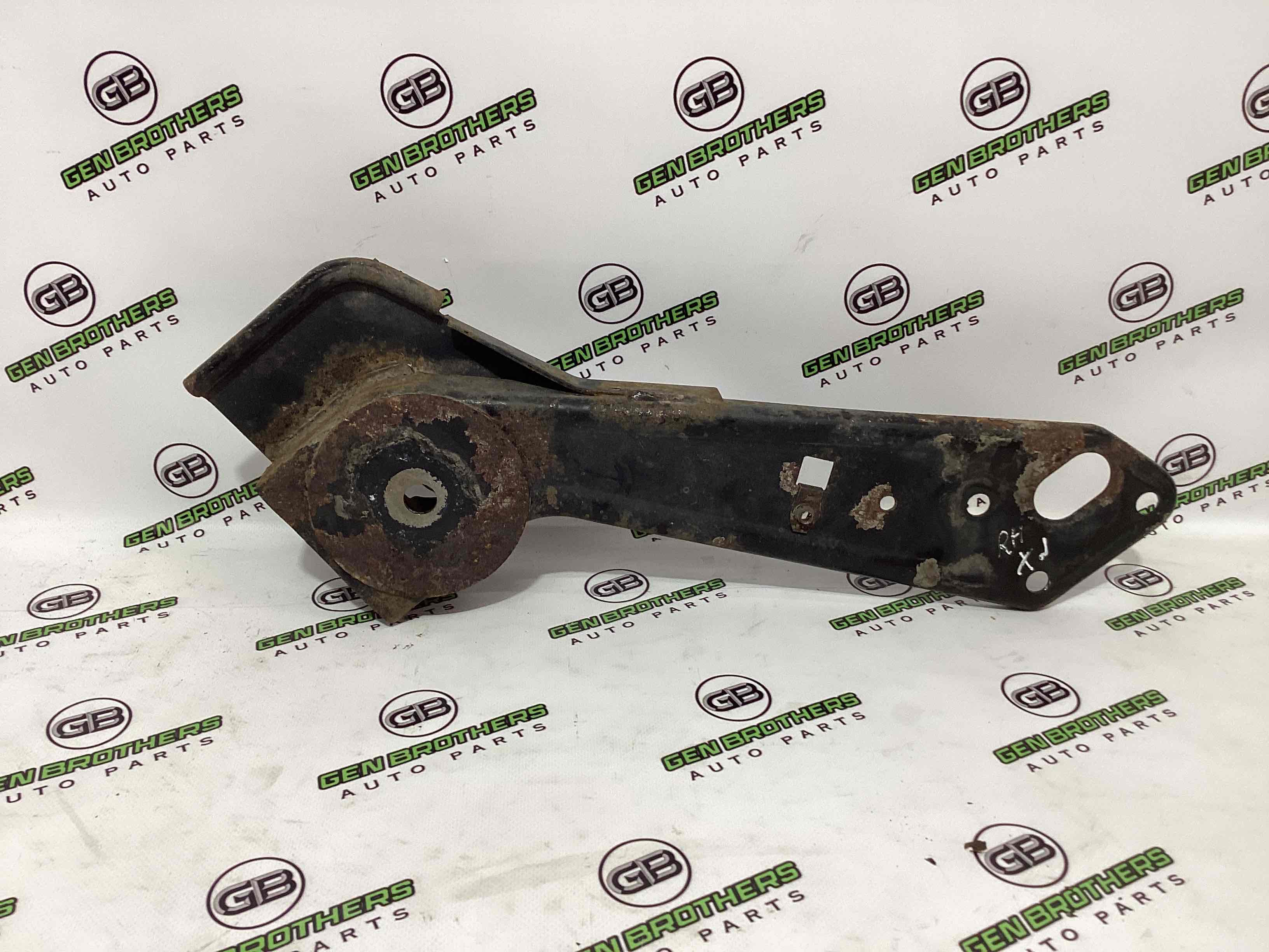 Кронштейн заднього підрамника