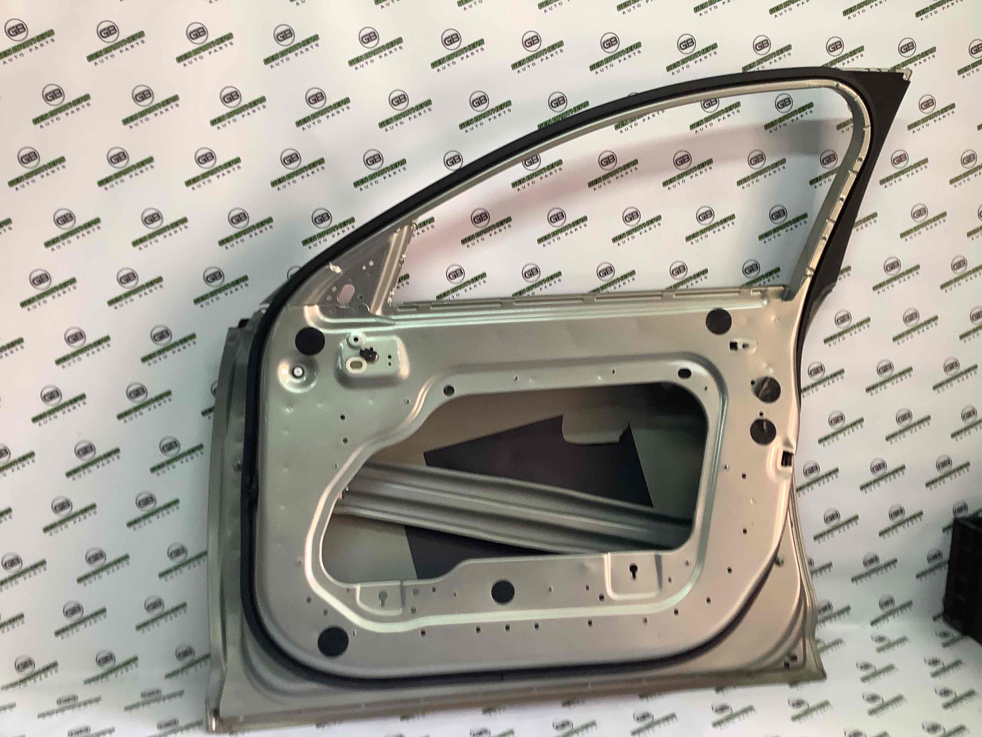 Двері передні права