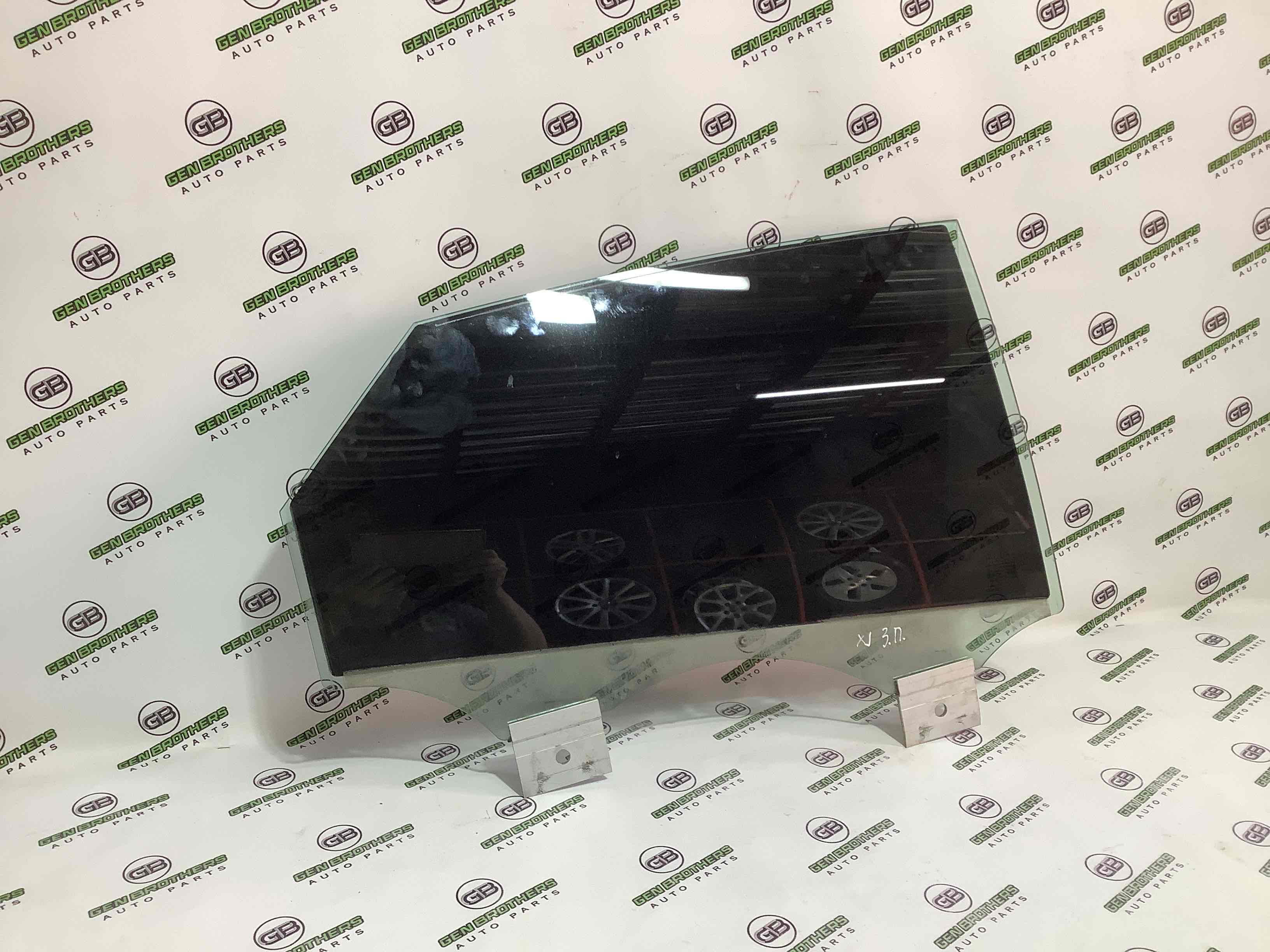 Скло заднє праве