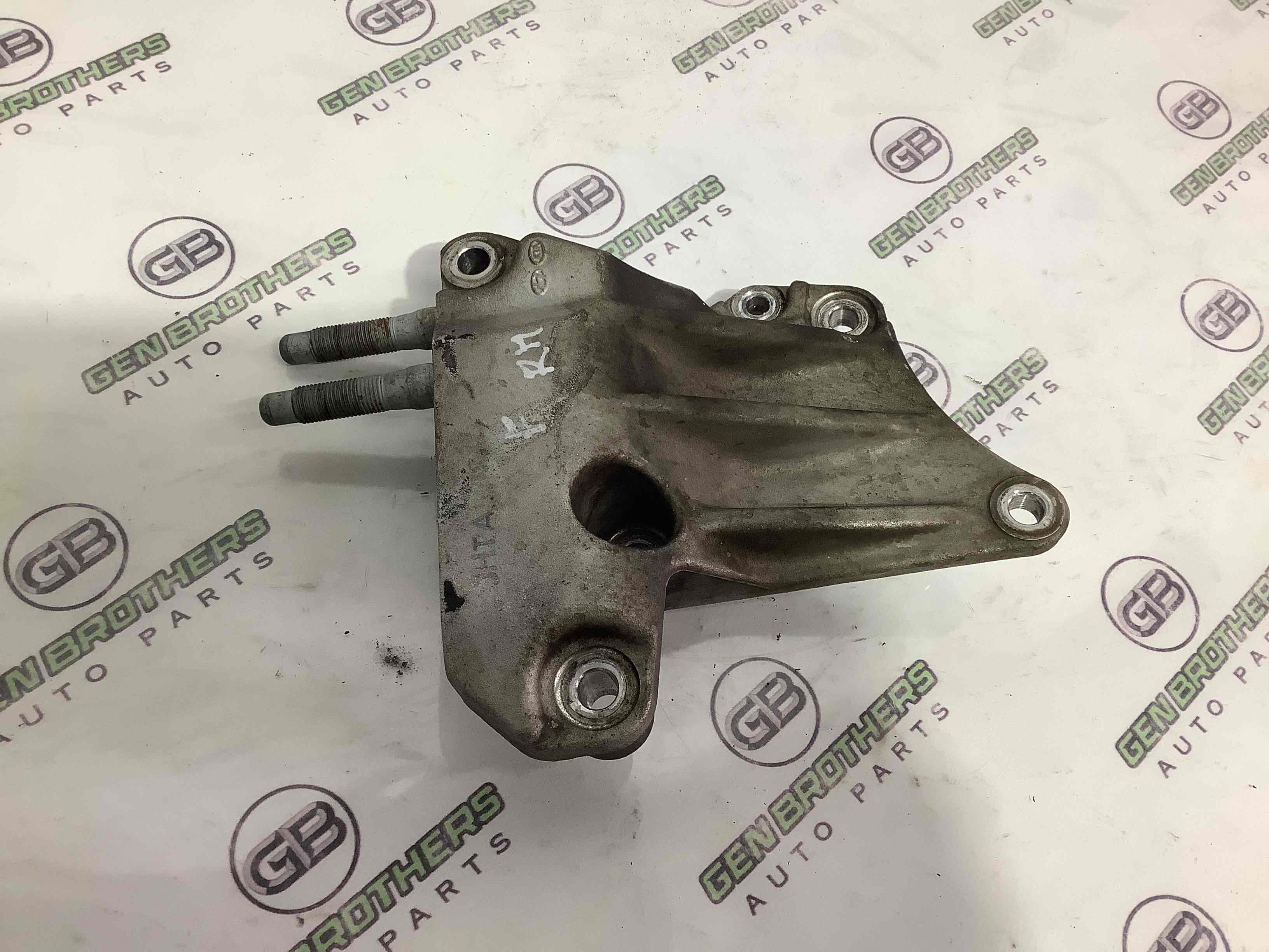 Кронштейн двигуна