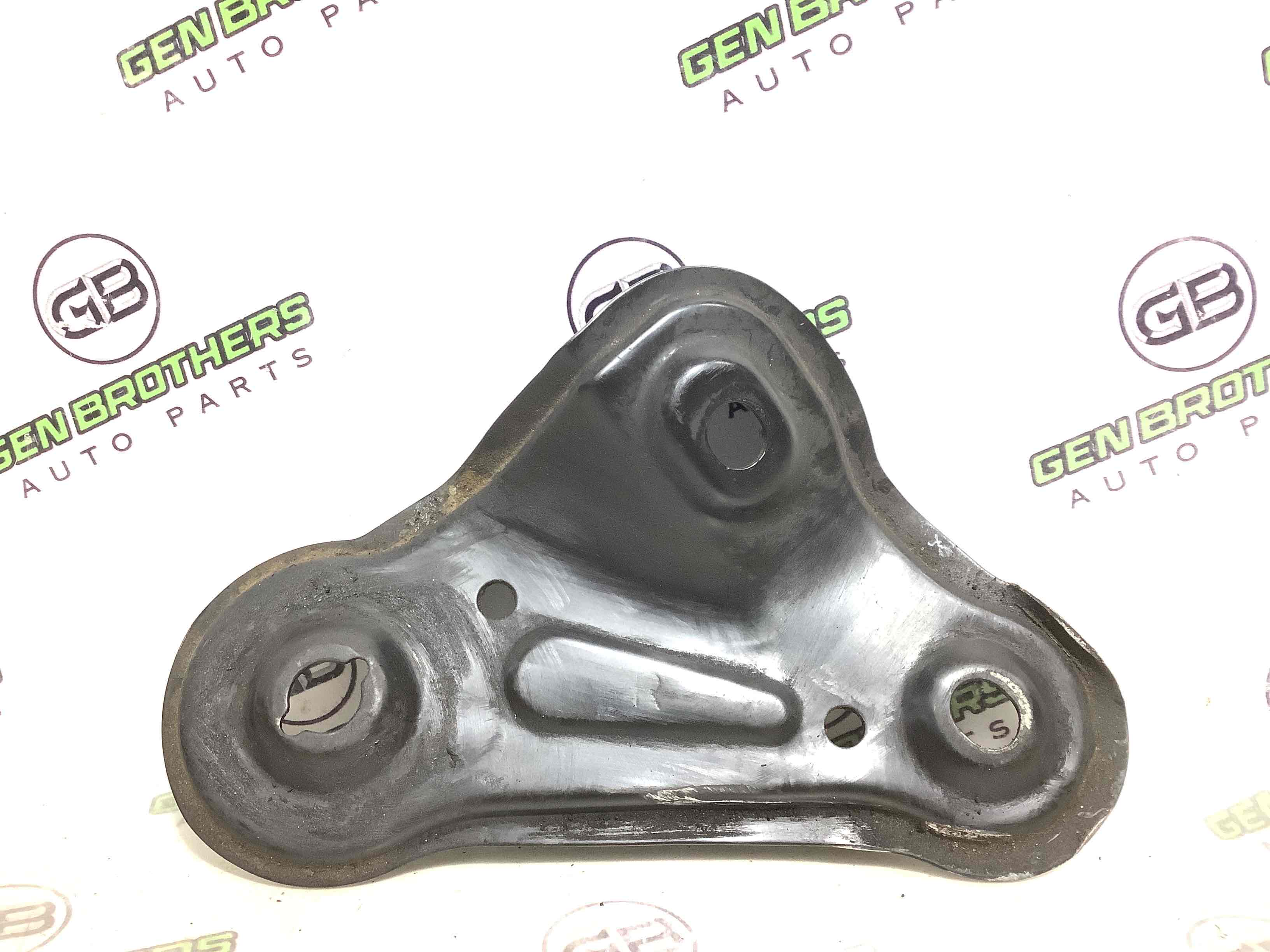 Кронштейн переднього підрамника